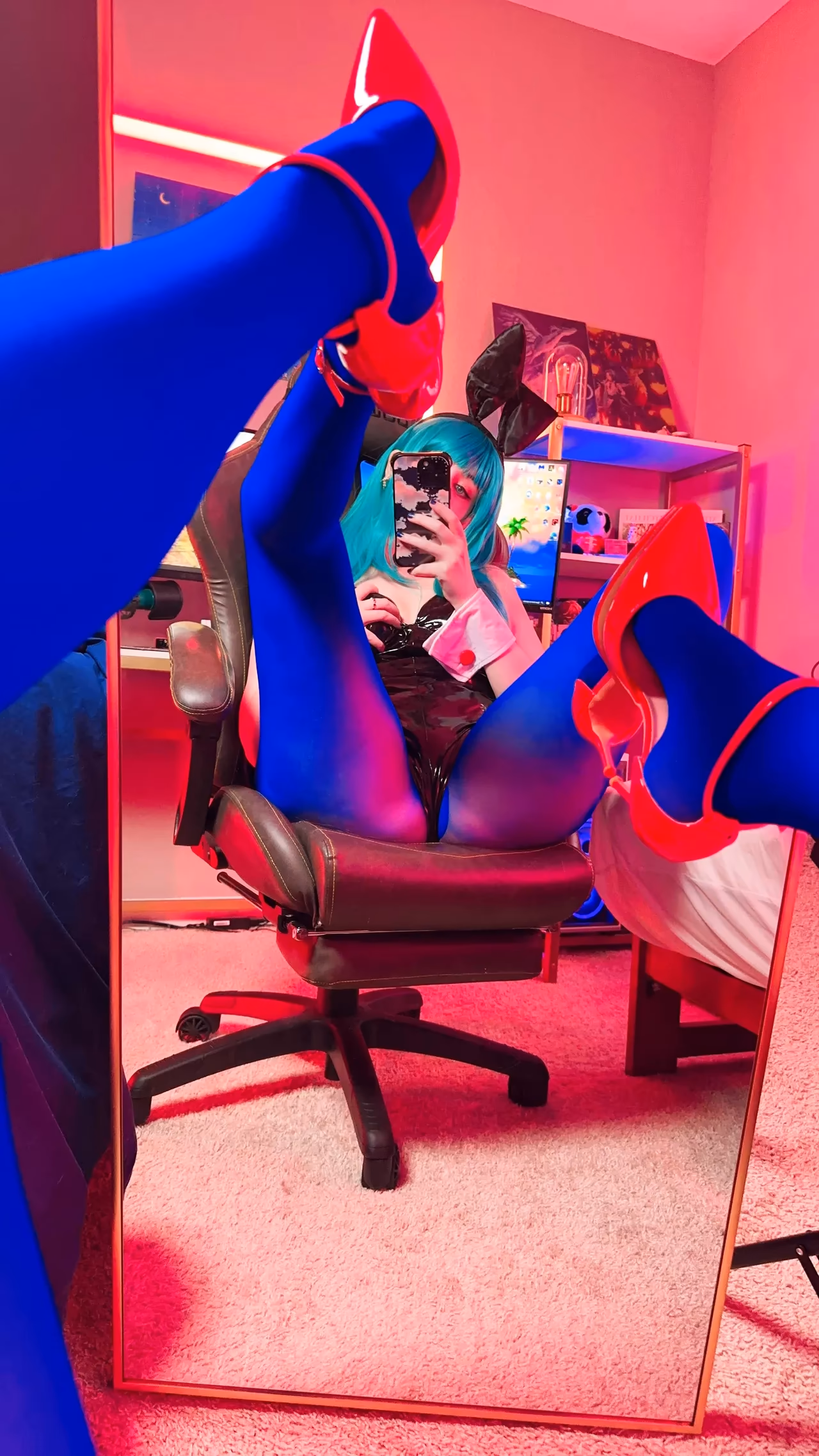 Adina Luna as Bulma — cosplay photo 22 of 37