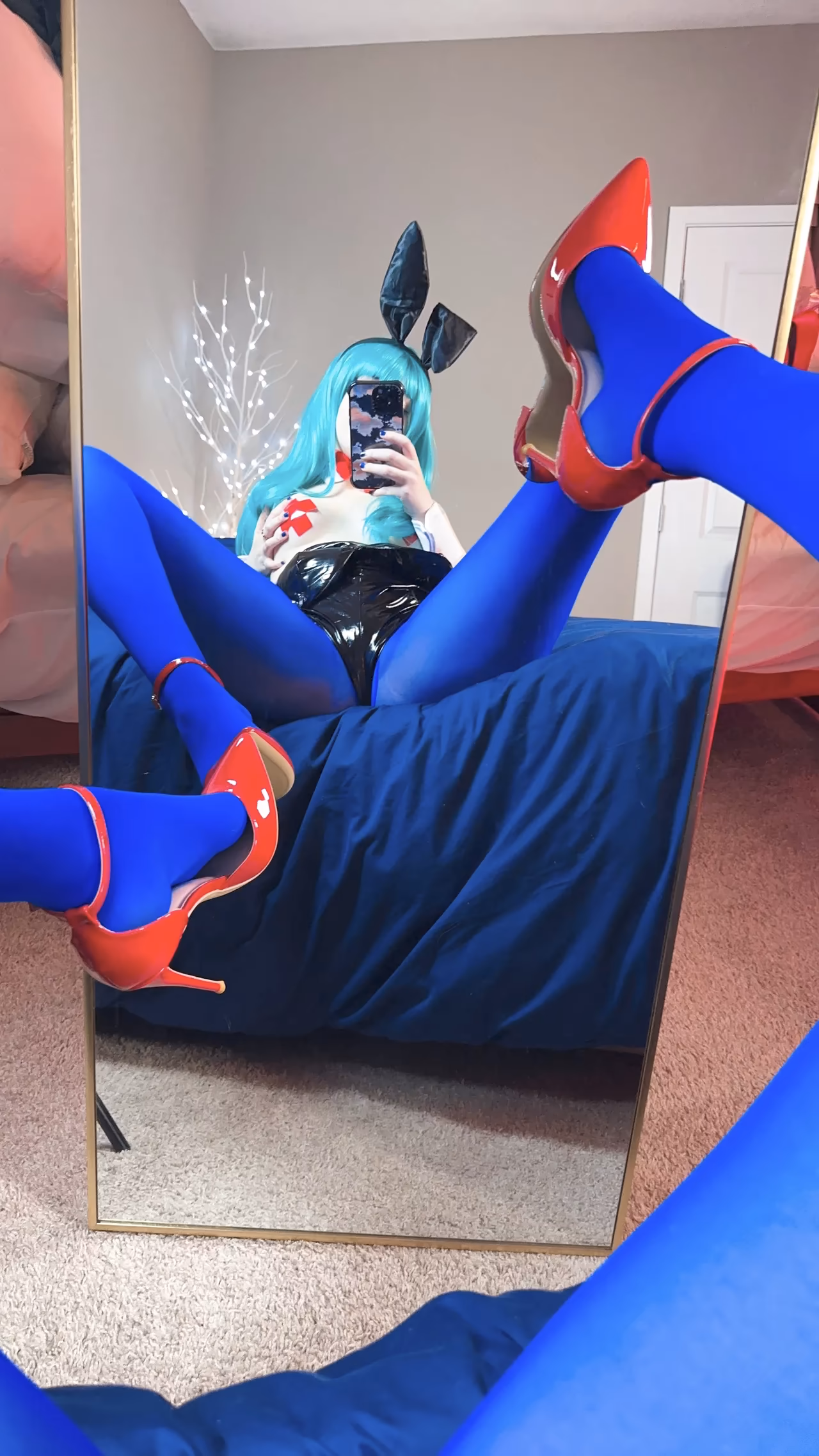 Adina Luna as Bulma — cosplay photo 8 of 37