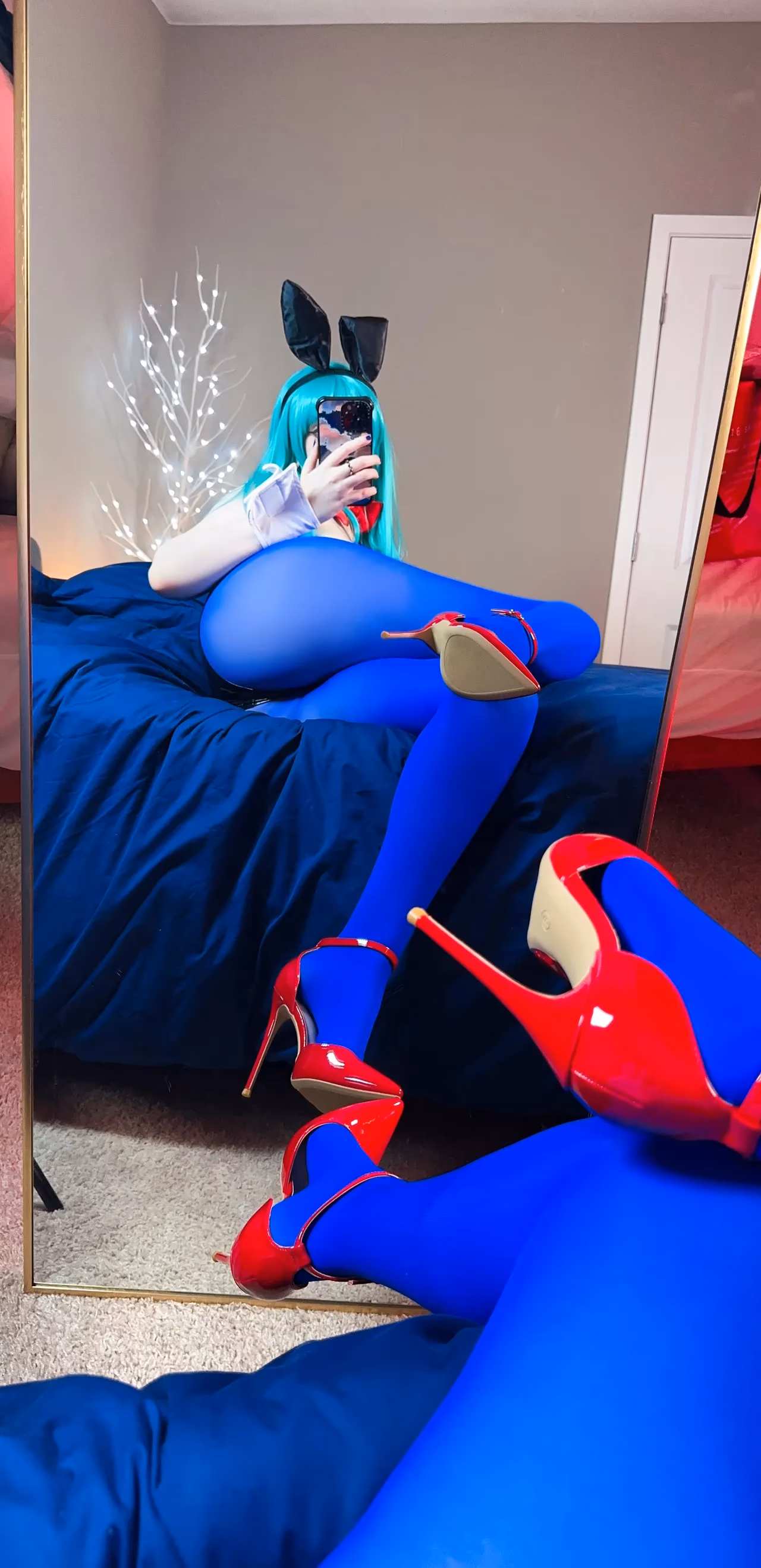 Adina Luna as Bulma — cosplay photo 9 of 37