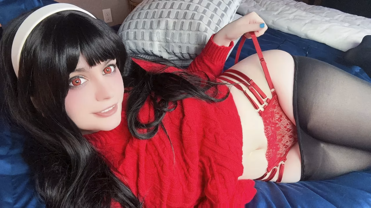 Adina Luna as Yor Forger — cosplay photo 13 of 41