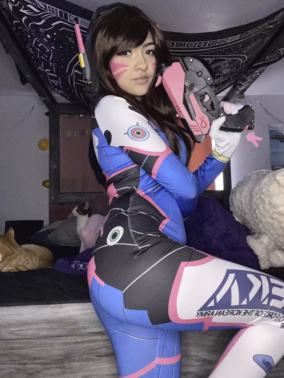 Ahzael as D.Va — cosplay photo 2 of 9