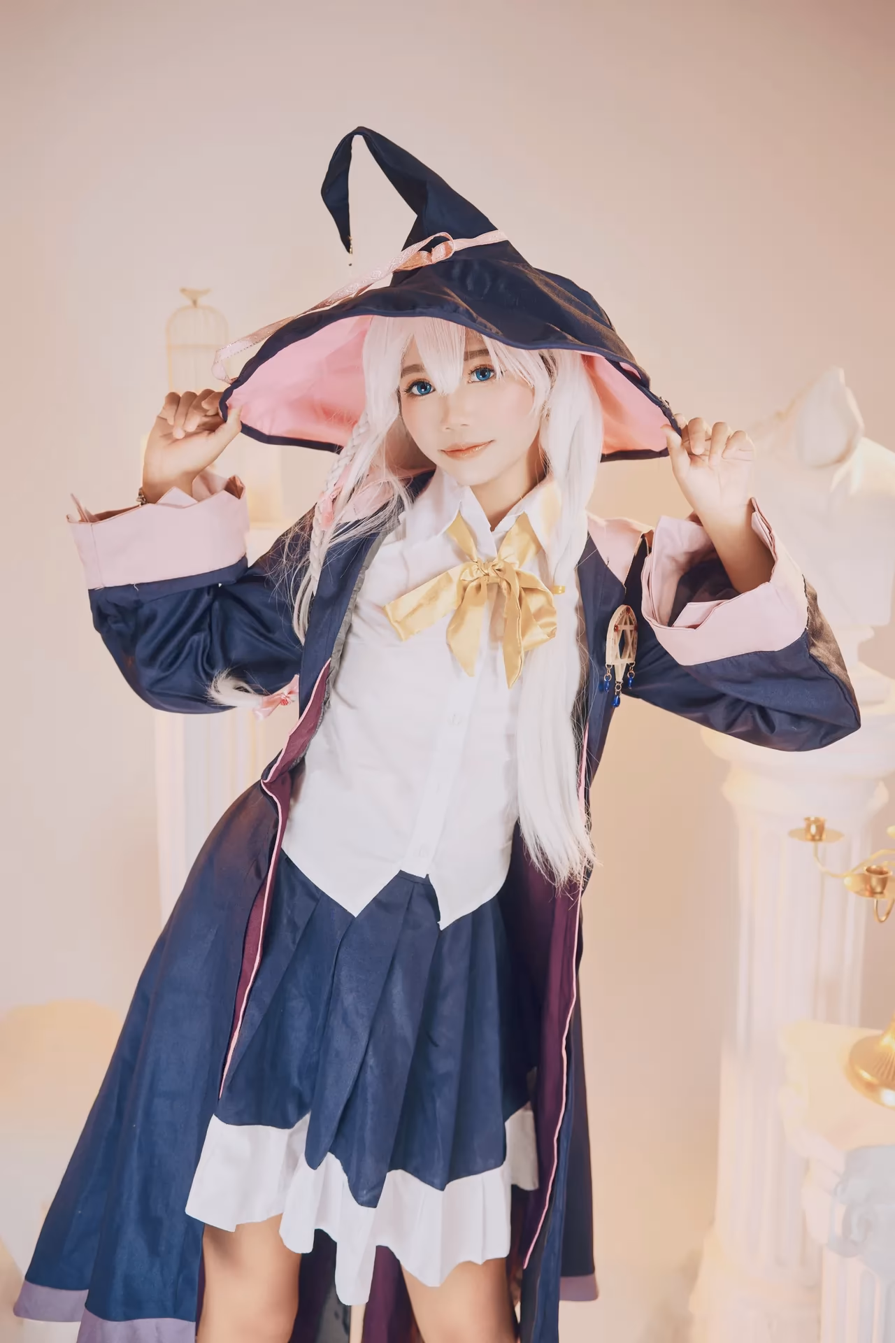 AikoUwU as Elaina — cosplay photo 3 of 50