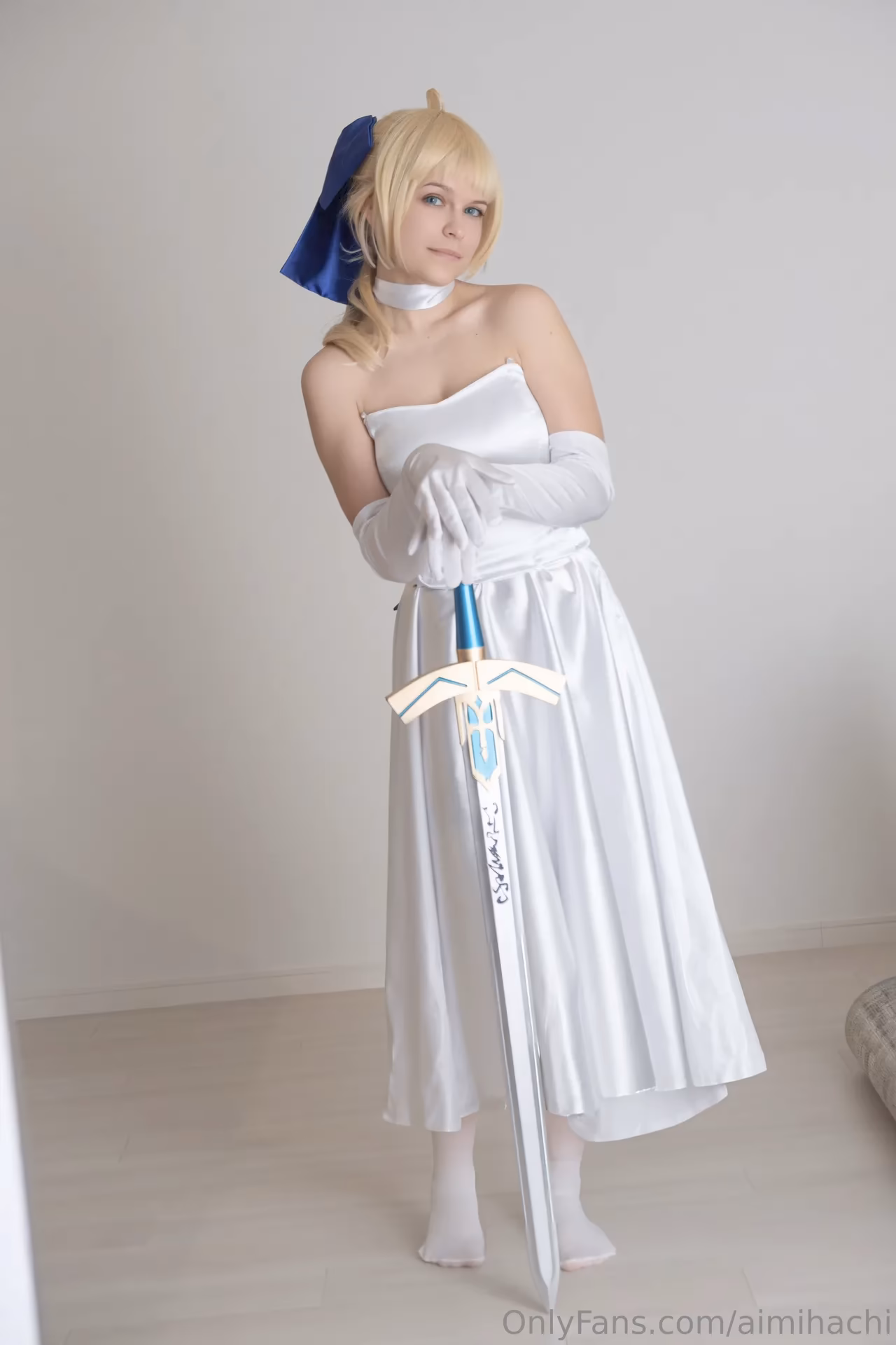 Aimihachi as Artoria Pendragon — cosplay photo 2 of 9