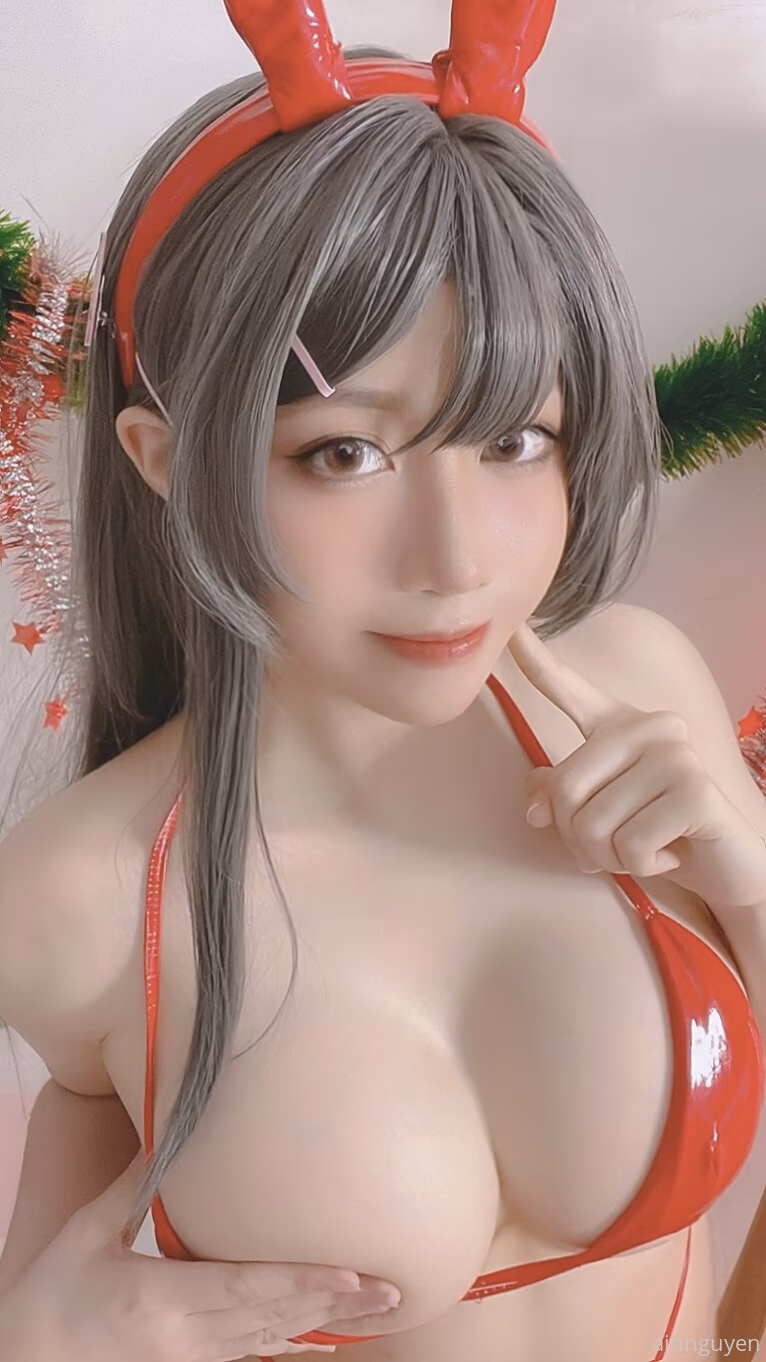 Ain Nguyen as Mai Sakurajima — cosplay photo 7 of 13