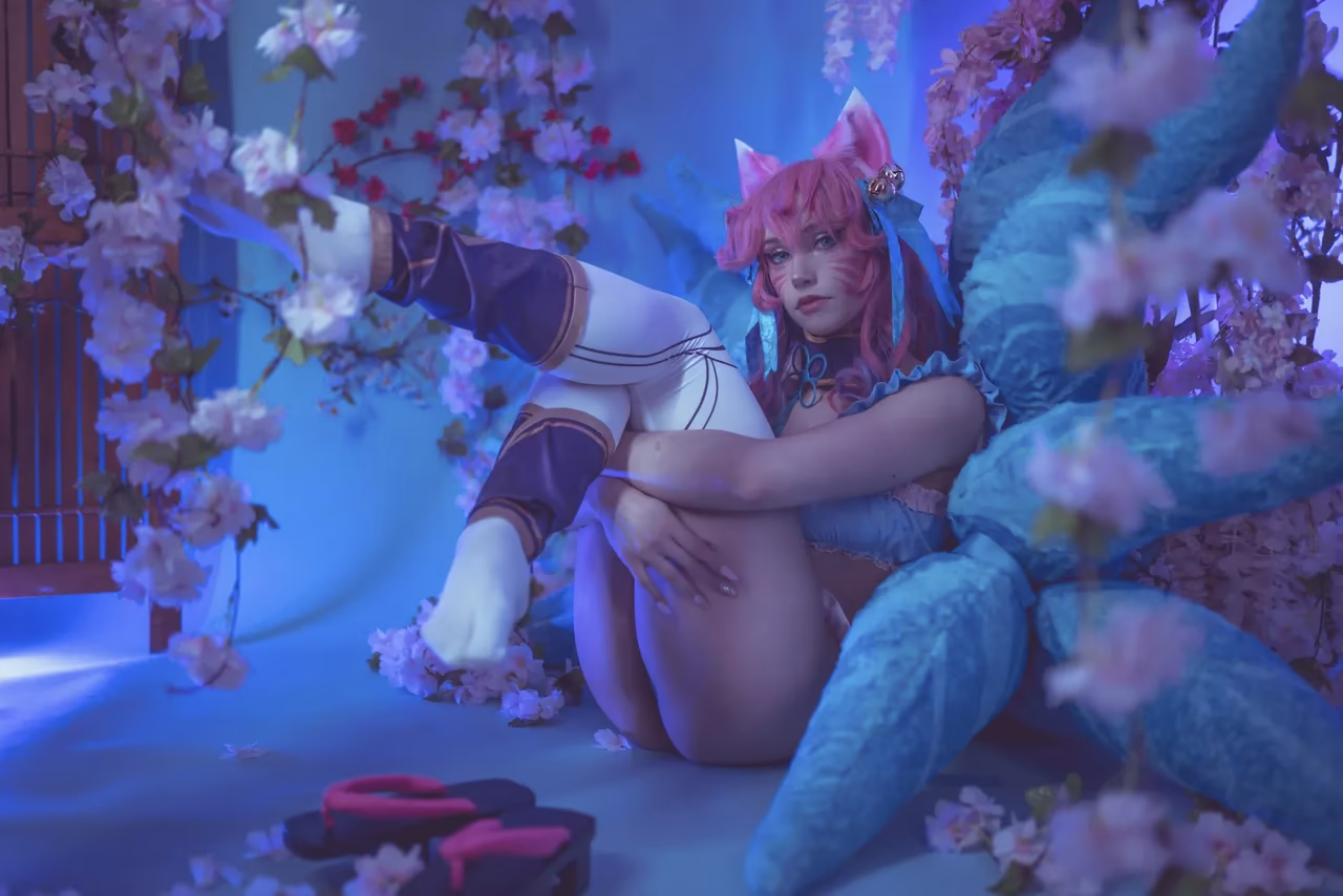 Alexandre is Fluffy as Ahri — cosplay photo 18 of 32