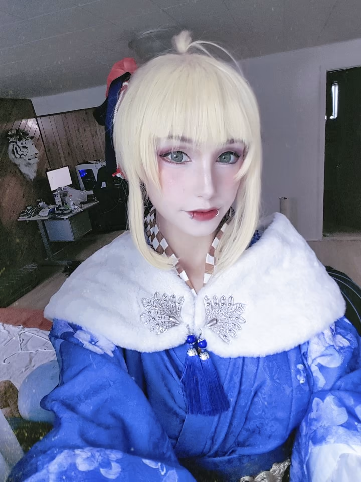 Alexandre is Fluffy as Artoria Pendragon — cosplay photo 15 of 16