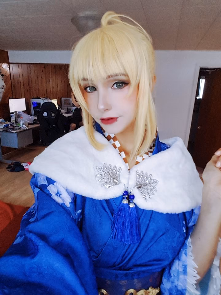 Alexandre is Fluffy as Artoria Pendragon — cosplay photo 16 of 16