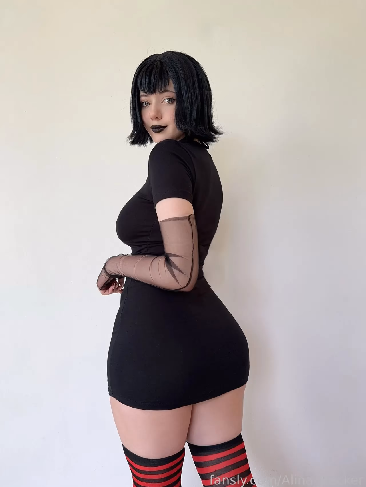Alina Becker and hologana as Mavis Dracula — cosplay photo 6 of 7