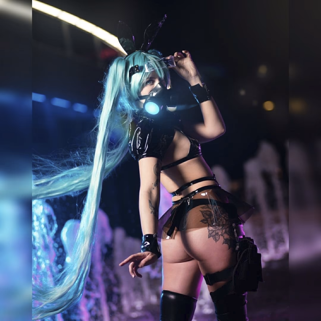 Alis Yume as Hatsune Miku — cosplay photo 5 of 31