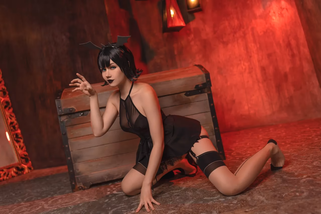 Anastasia Komori as Mavis Dracula — cosplay photo 2 of 42