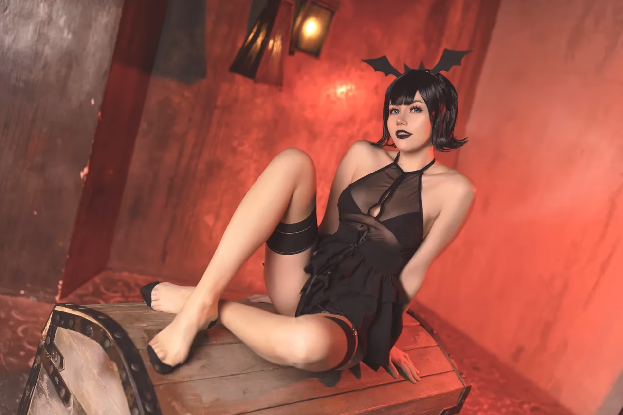 Anastasia Komori as Mavis Dracula — cosplay photo 7 of 42