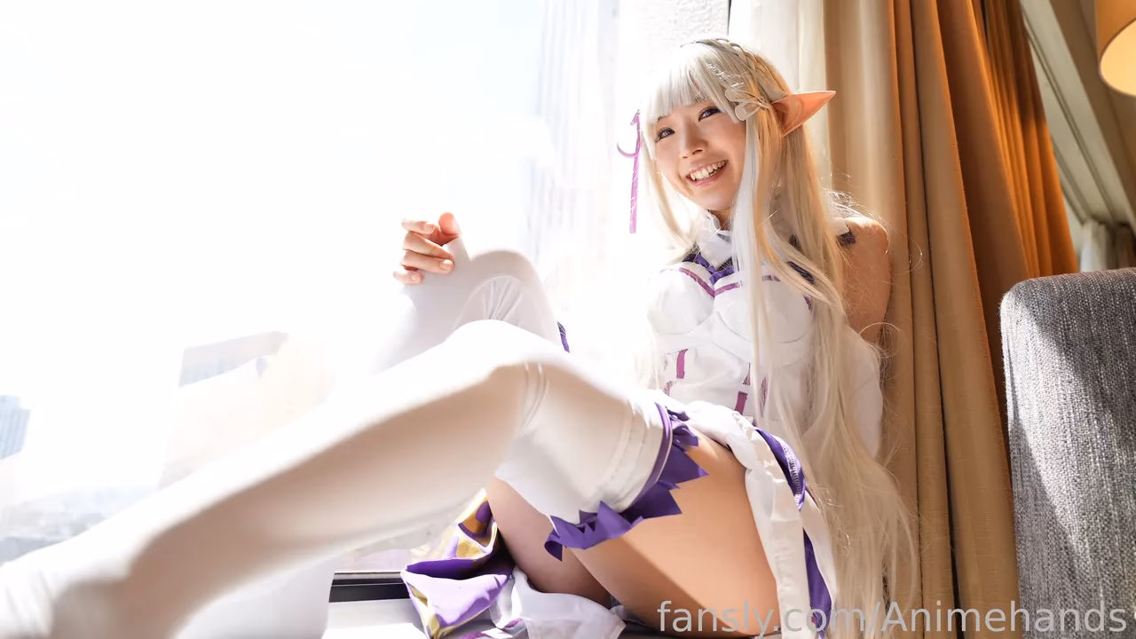 Animehands as Emilia — cosplay photo 3 of 10