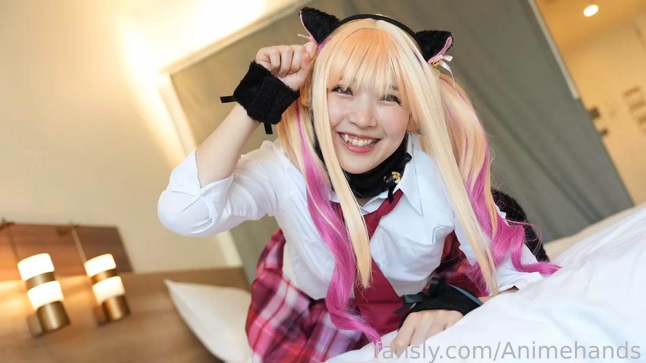 Animehands as Marin Kitagawa — cosplay photo 3 of 10