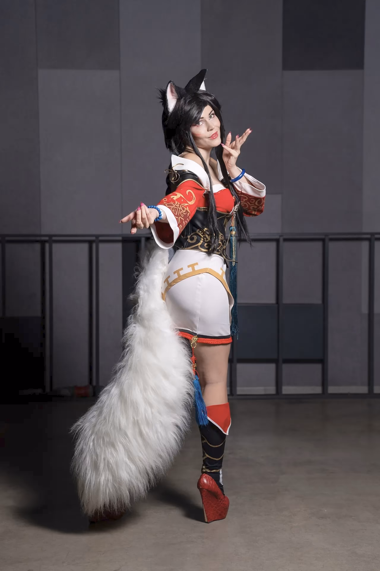 Anya Ichios as Ahri — cosplay photo 10 of 13