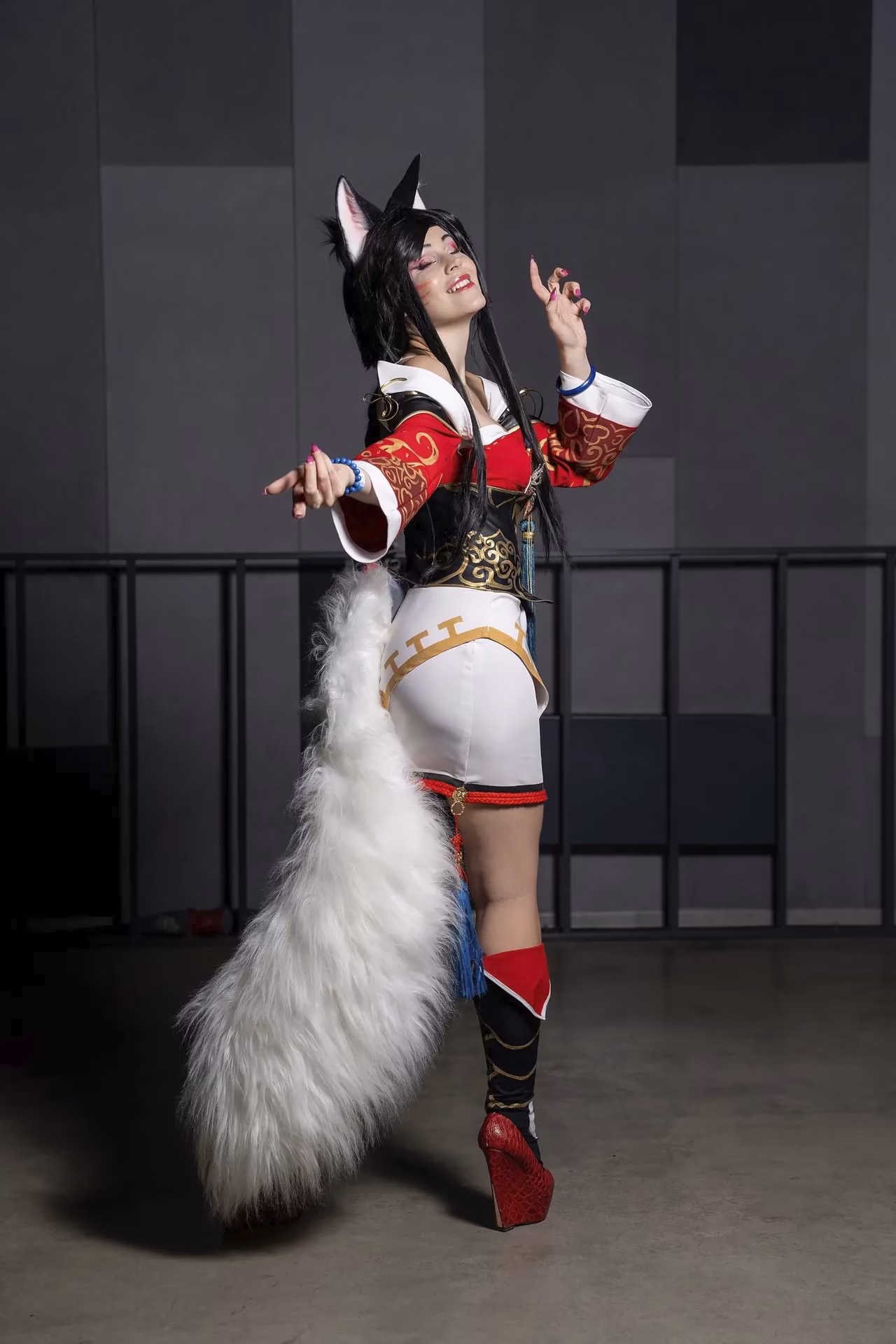 Anya Ichios as Ahri — cosplay photo 12 of 13