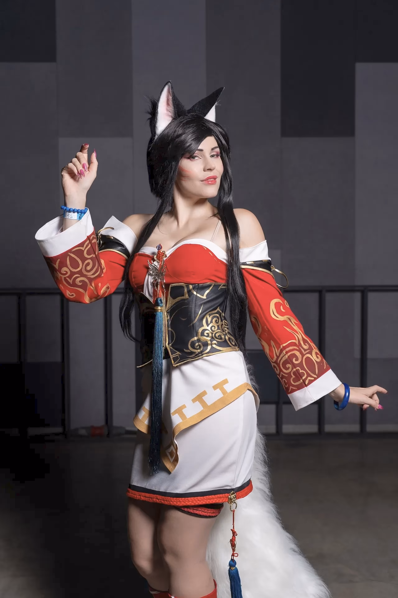 Anya Ichios as Ahri — cosplay photo 2 of 13