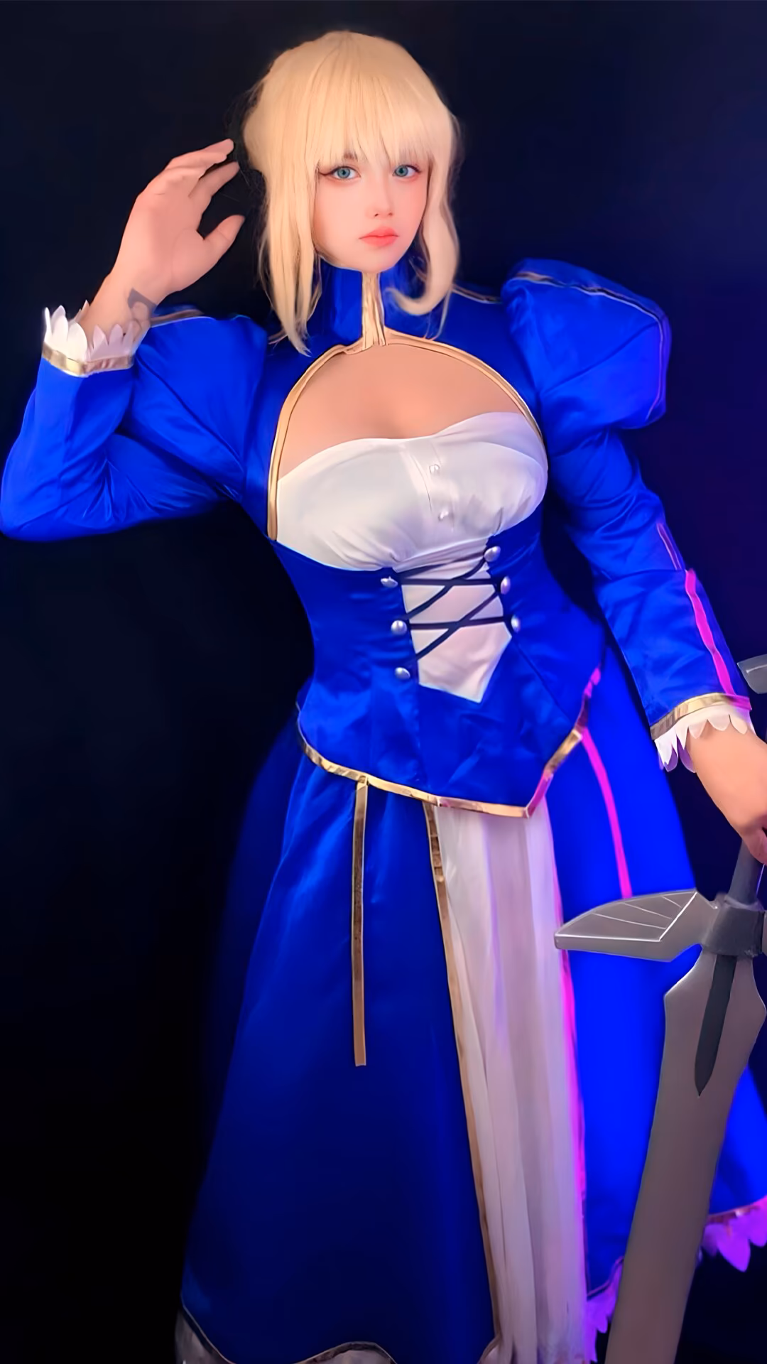 Arelly Trujillo as Artoria Pendragon — cosplay photo 10 of 11