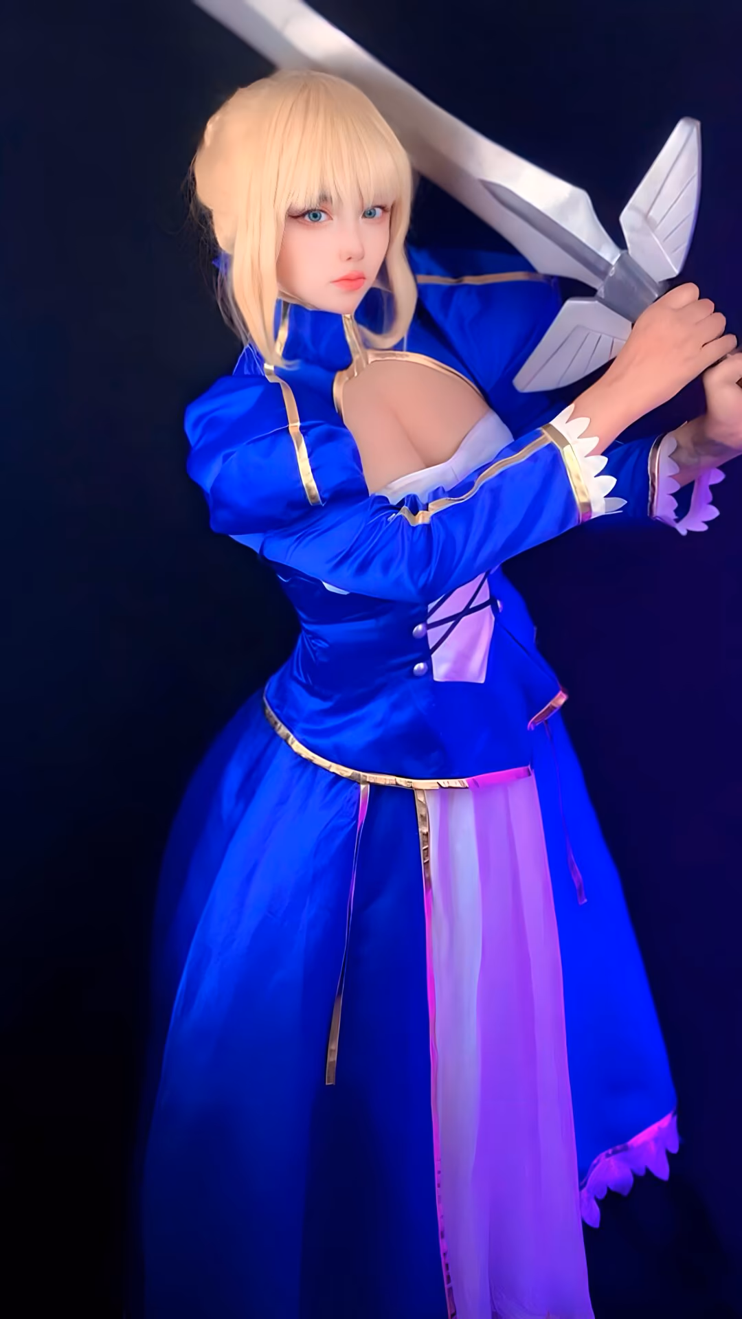 Arelly Trujillo as Artoria Pendragon — cosplay photo 11 of 11