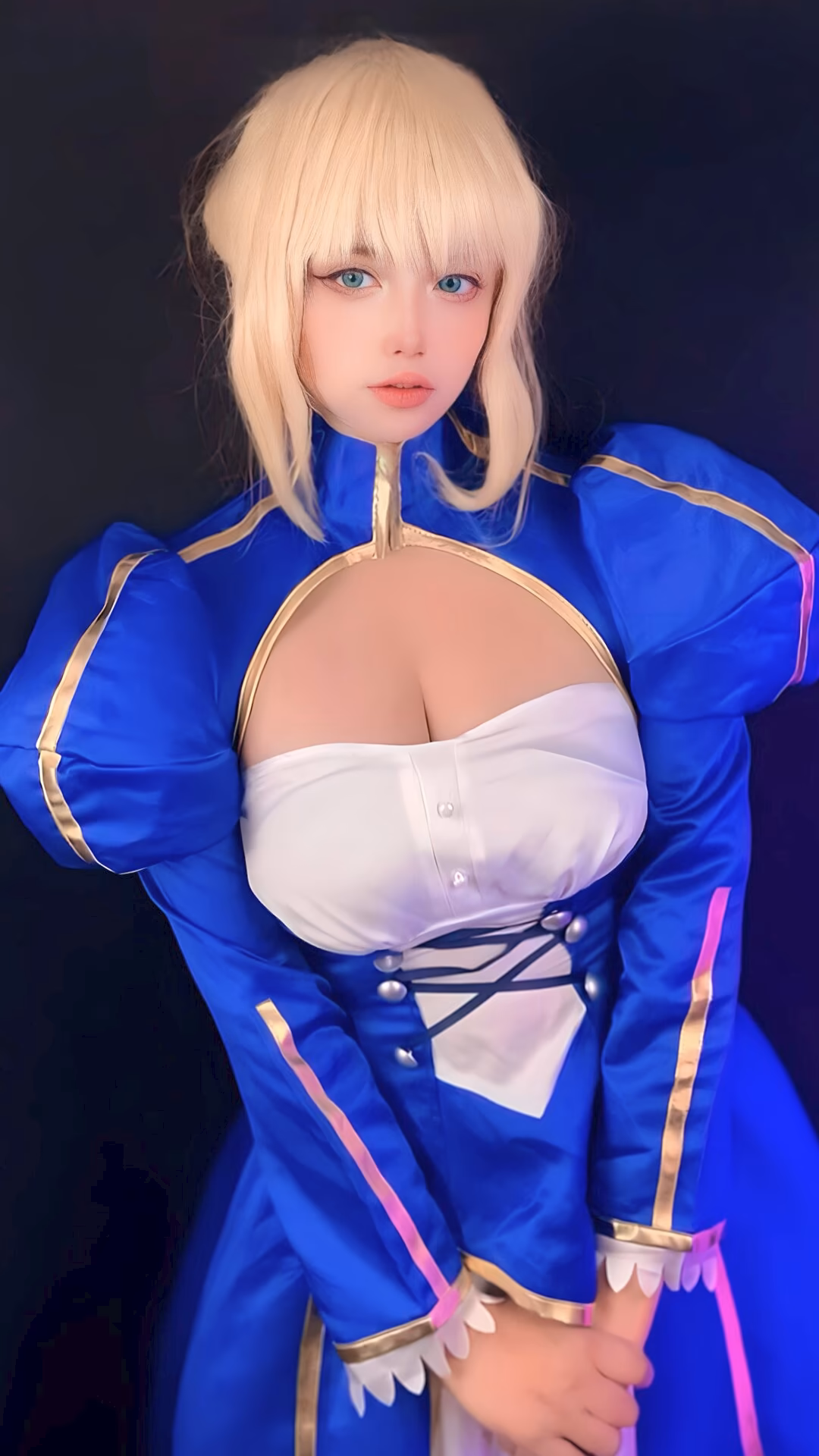 Arelly Trujillo as Artoria Pendragon — cosplay photo 2 of 11
