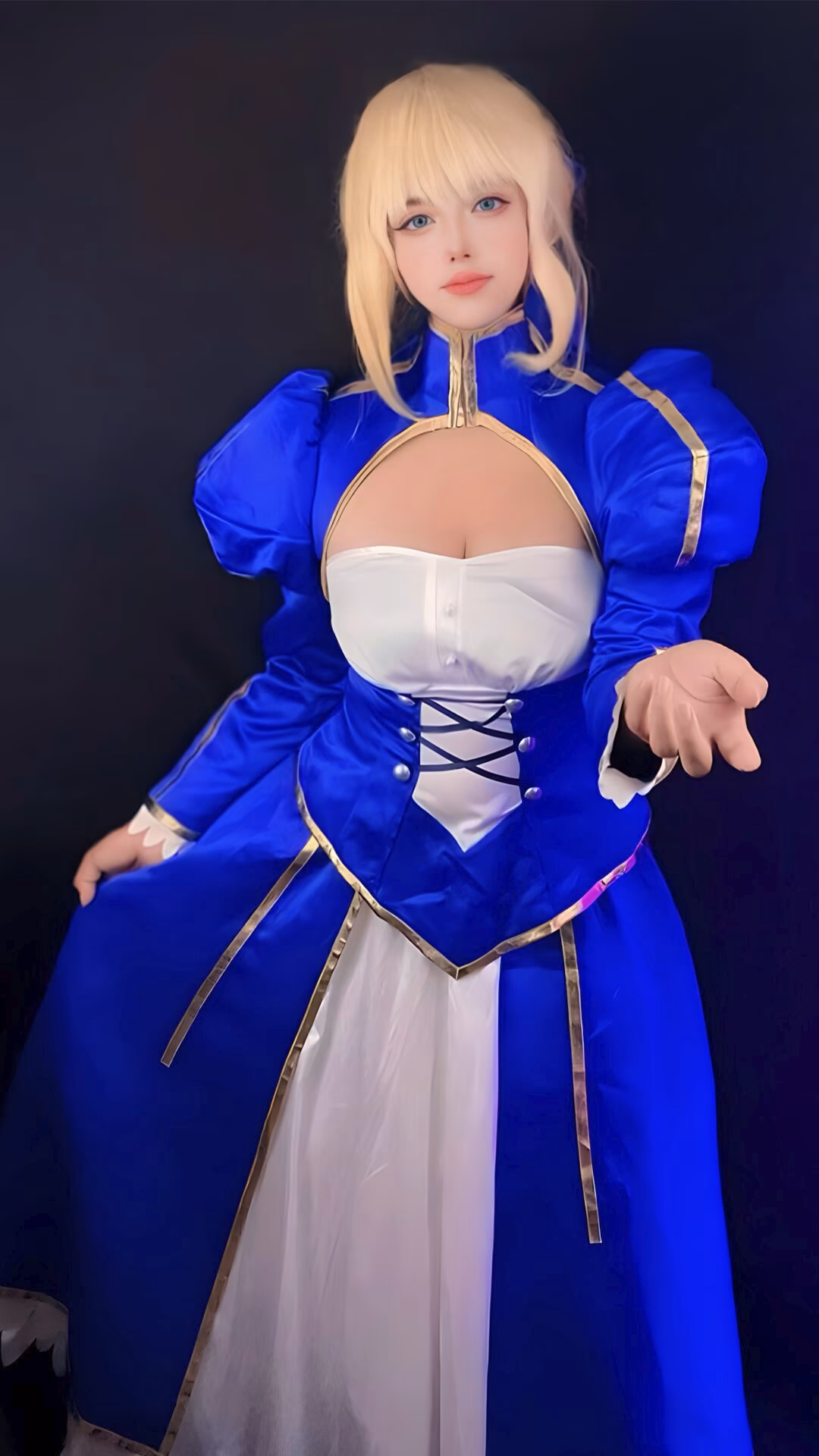 Arelly Trujillo as Artoria Pendragon — cosplay photo 3 of 11
