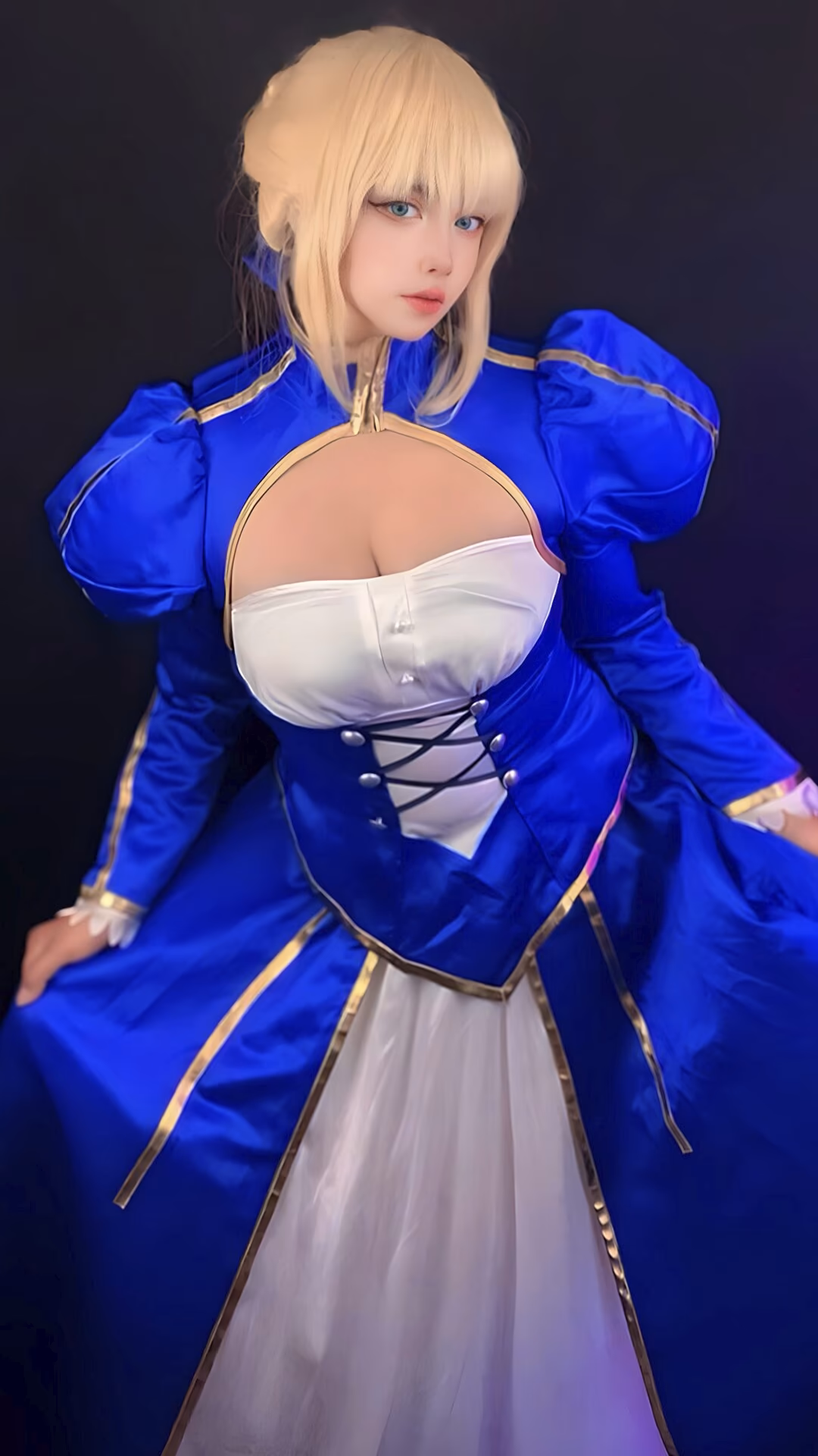 Arelly Trujillo as Artoria Pendragon — cosplay photo 4 of 11