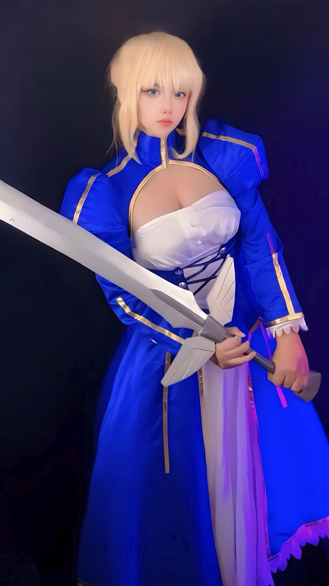 Arelly Trujillo as Artoria Pendragon — cosplay photo 5 of 11