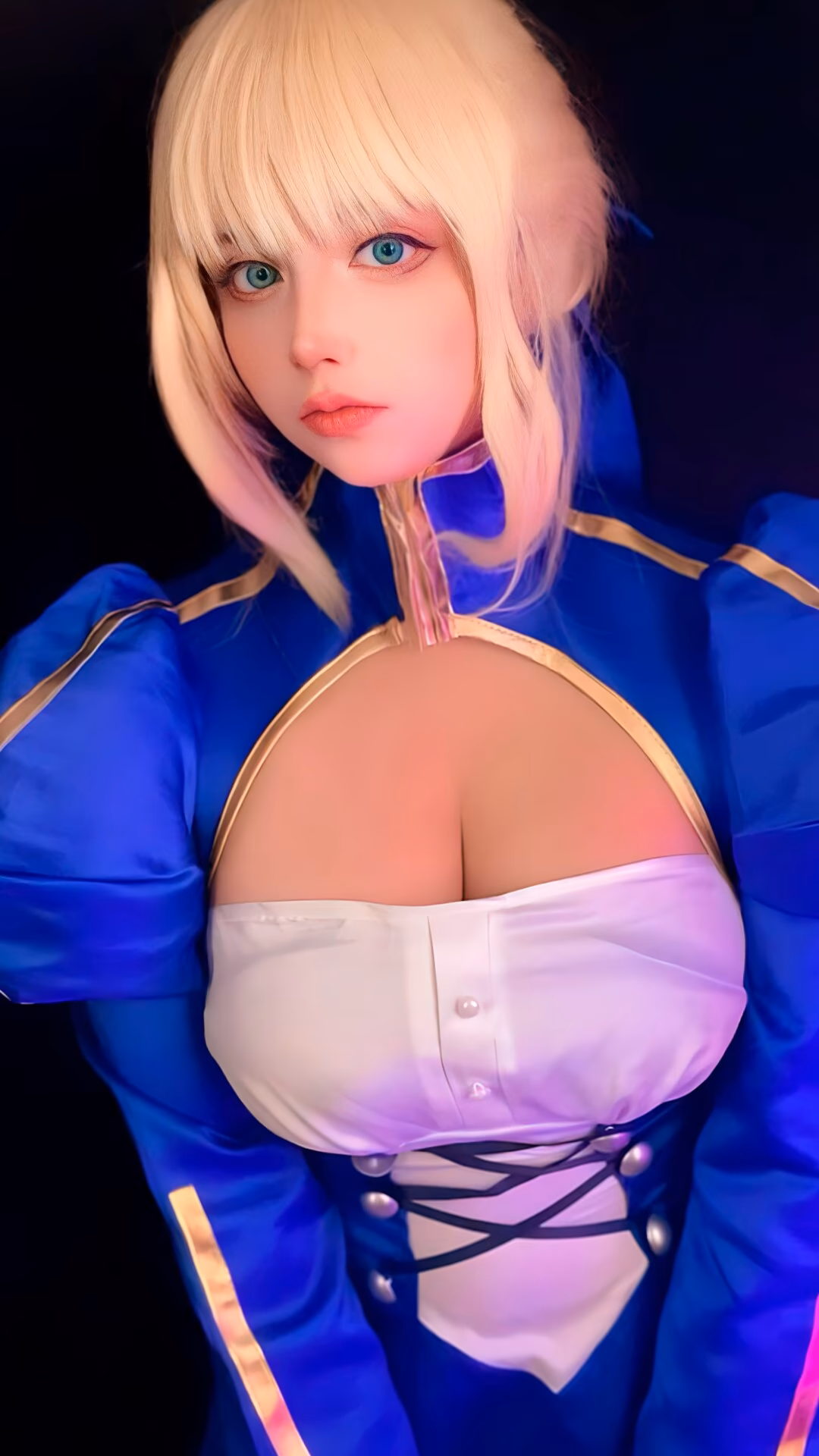 Arelly Trujillo as Artoria Pendragon — cosplay photo 7 of 11