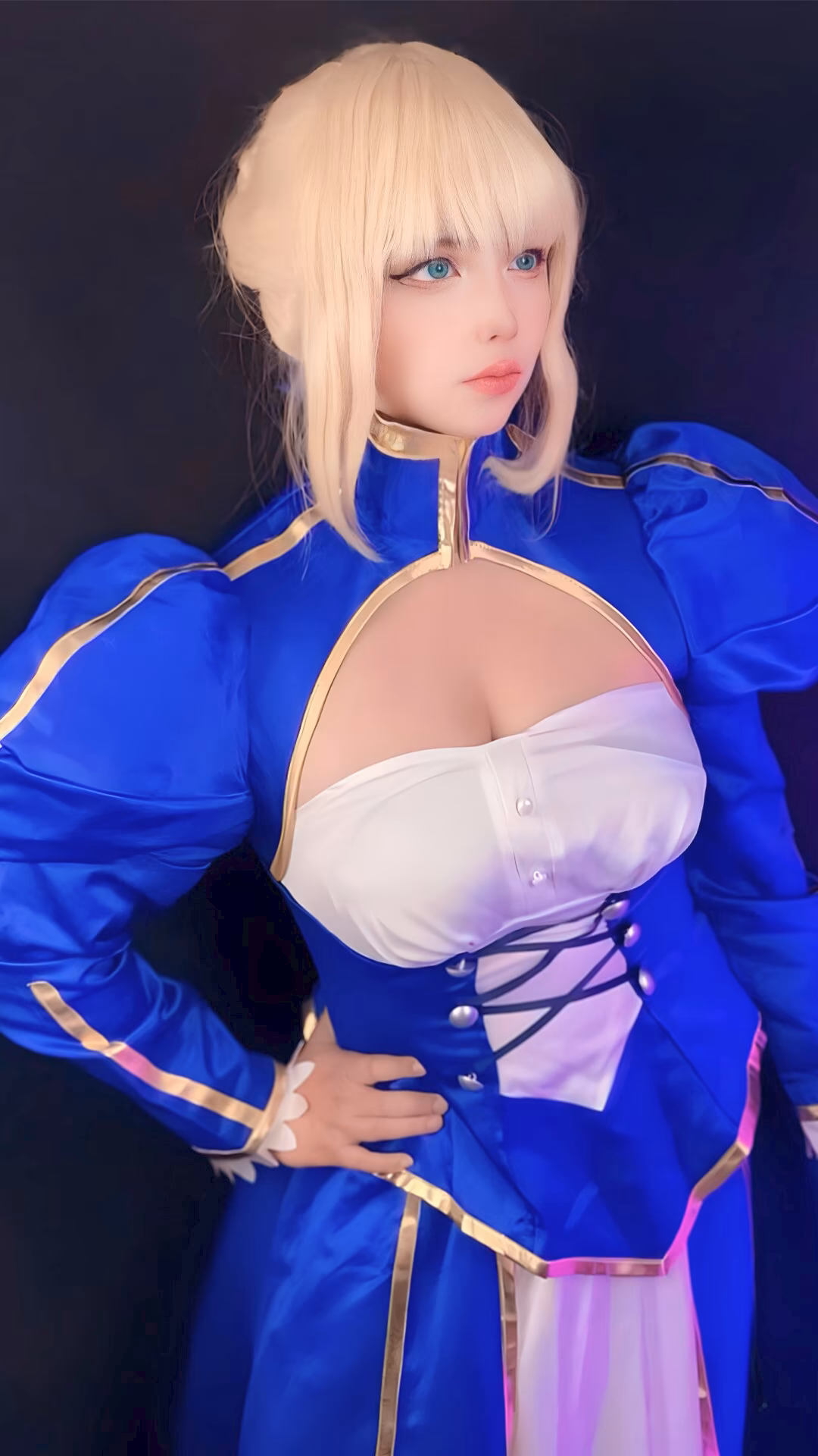 Arelly Trujillo as Artoria Pendragon — cosplay photo 8 of 11