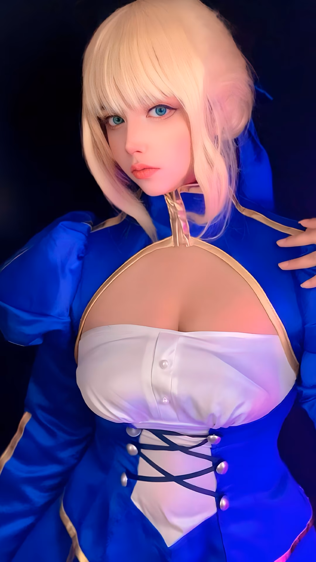 Arelly Trujillo as Artoria Pendragon — cosplay photo 9 of 11