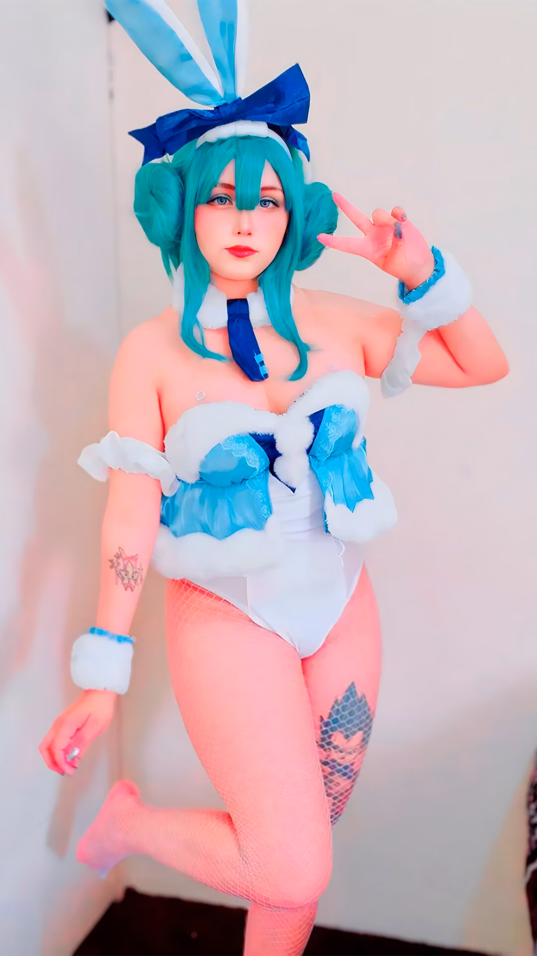 Arelly Trujillo as Hatsune Miku — cosplay photo 2 of 16
