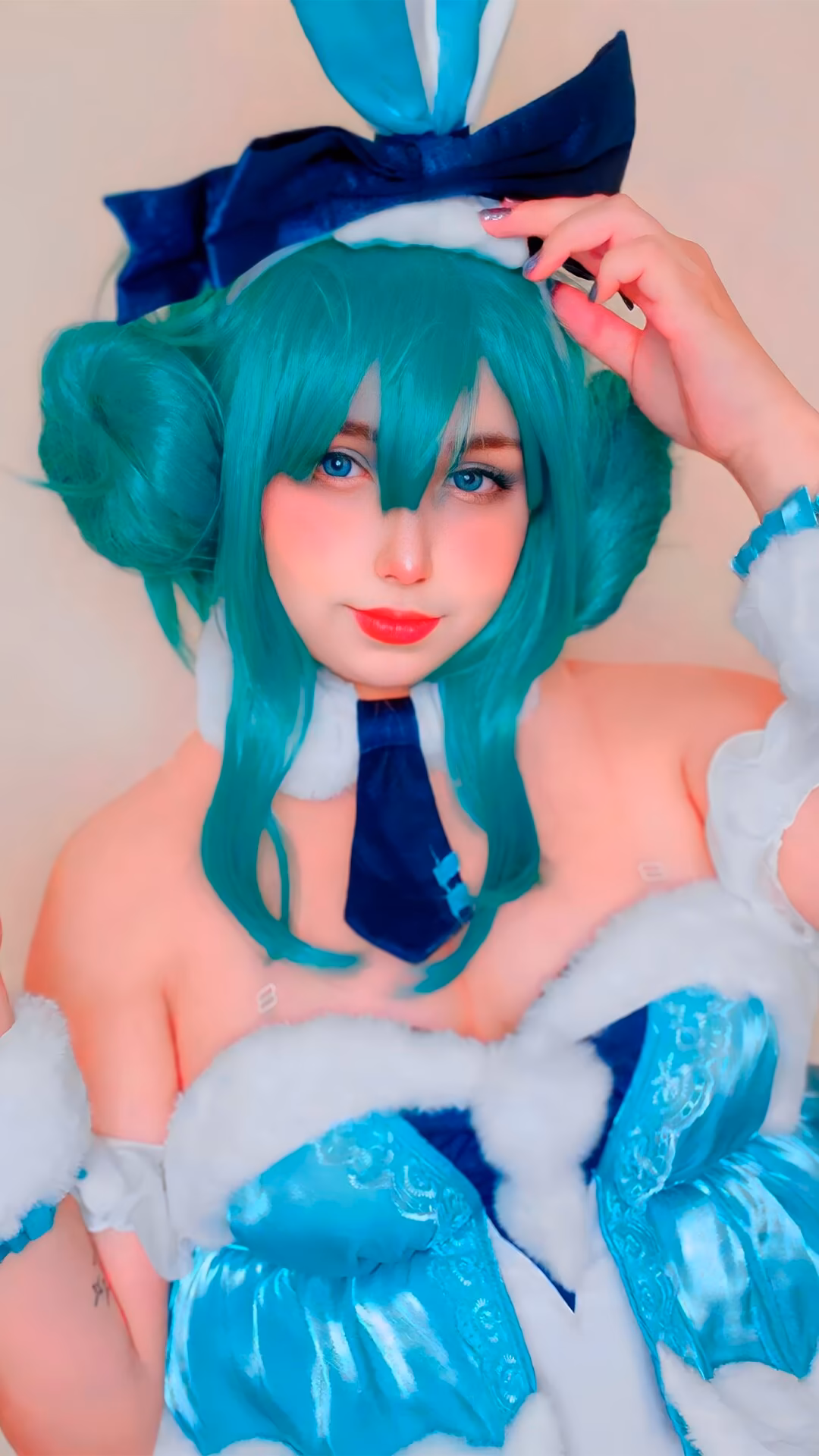 Arelly Trujillo as Hatsune Miku — cosplay photo 7 of 16