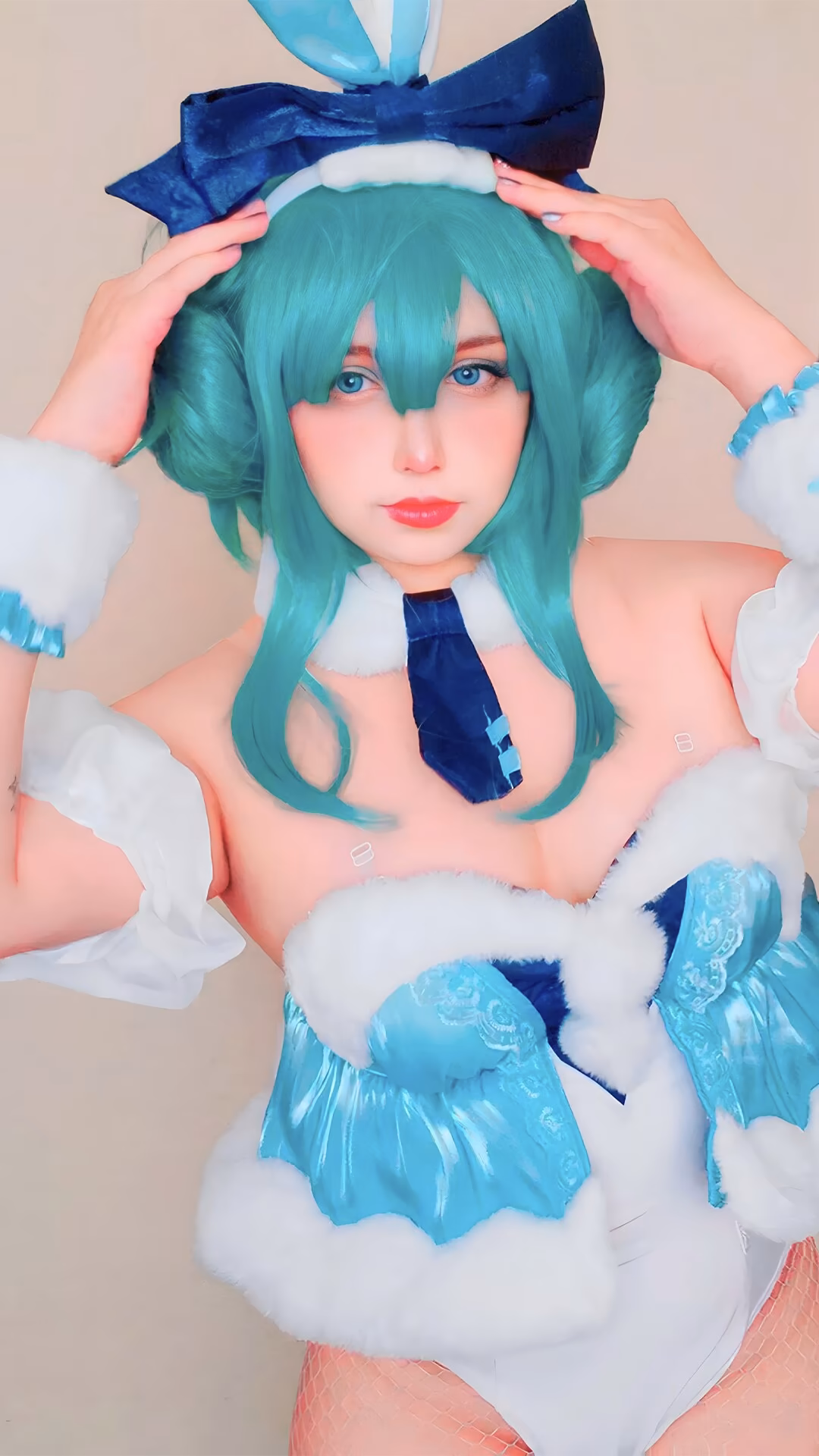 Arelly Trujillo as Hatsune Miku — cosplay photo 9 of 16