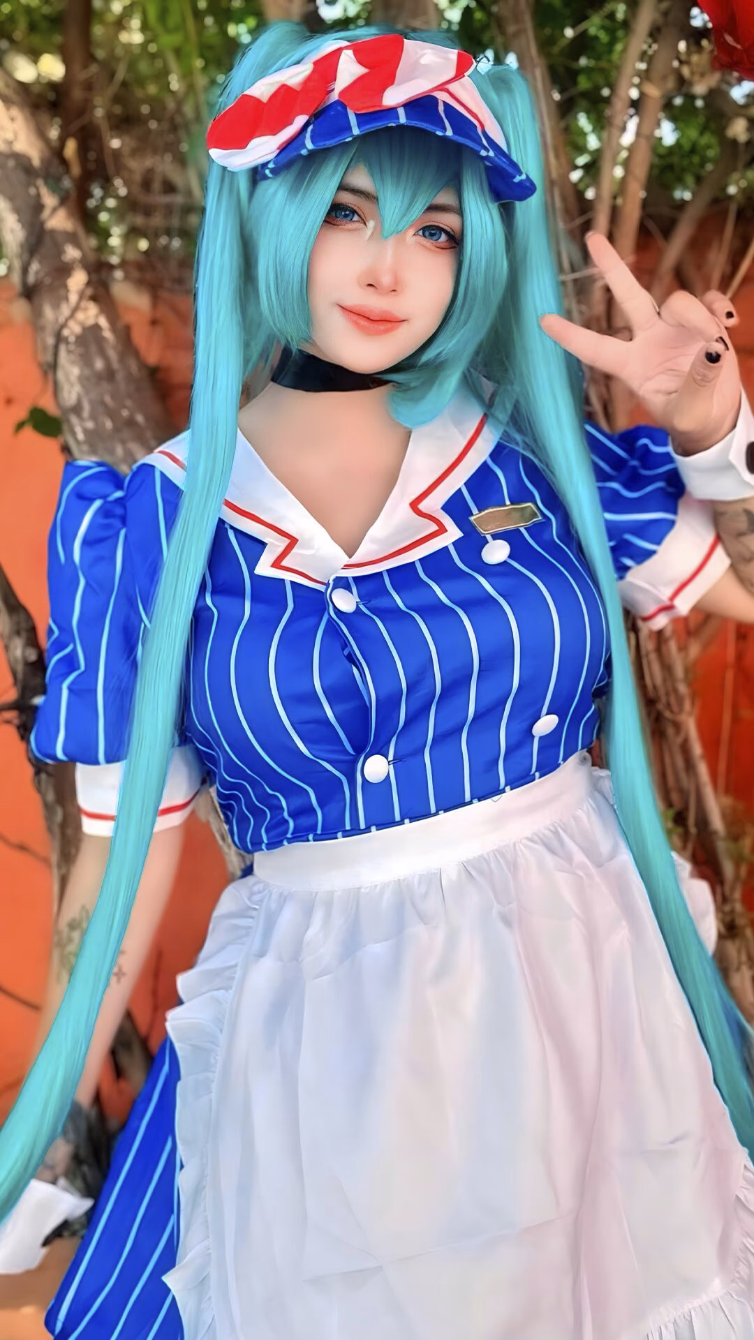 Arelly Trujillo as Hatsune Miku — cosplay photo 4 of 13