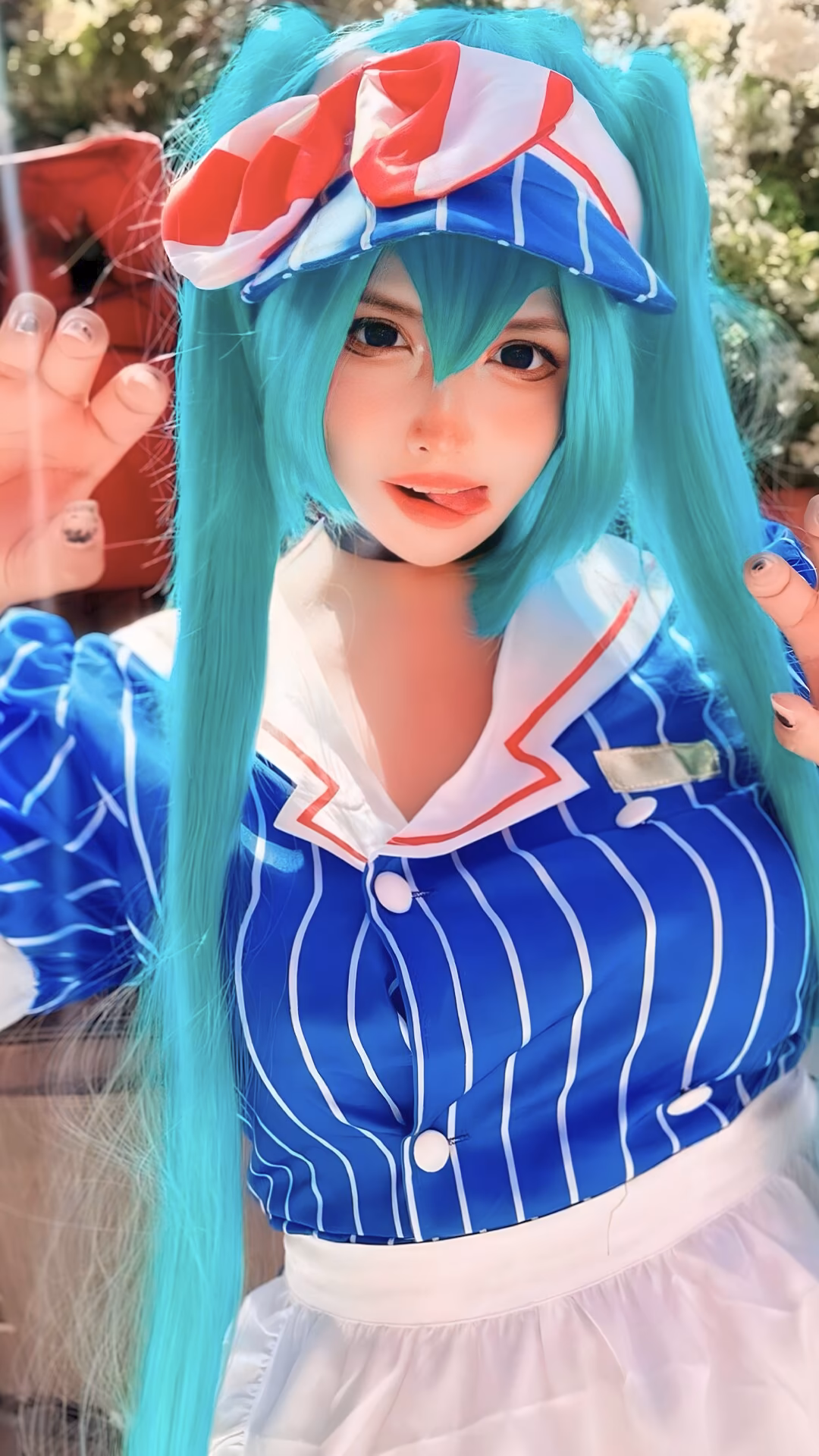 Arelly Trujillo as Hatsune Miku — cosplay photo 6 of 13