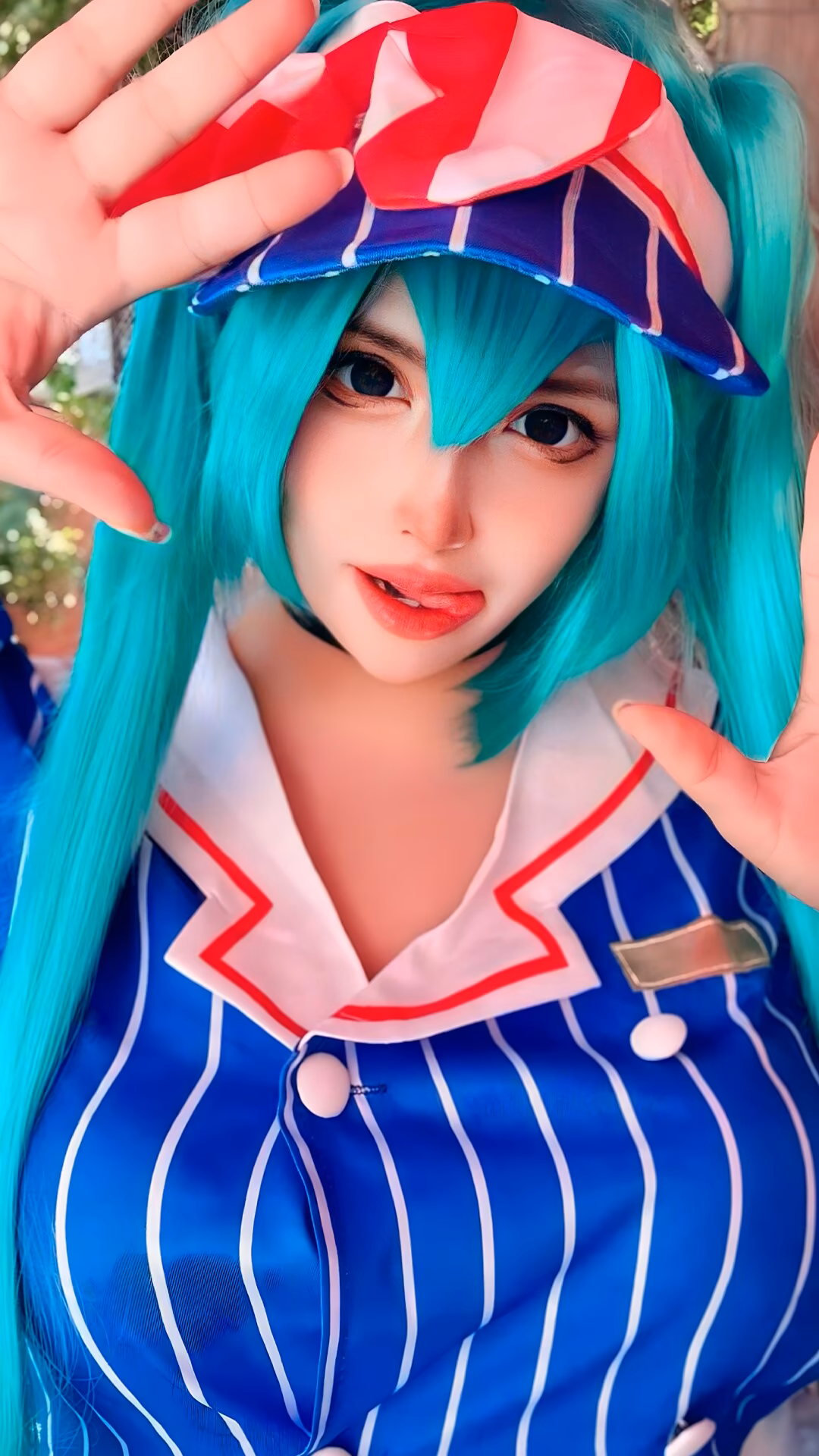Arelly Trujillo as Hatsune Miku — cosplay photo 8 of 13