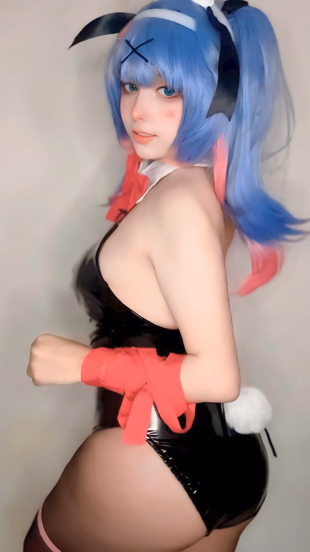 Arelly Trujillo as Hatsune Miku — cosplay photo 9 of 12