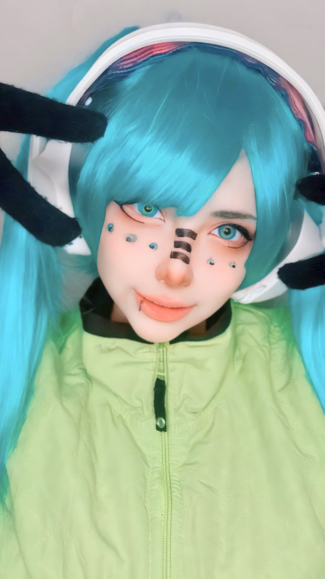 Arelly Trujillo as Hatsune Miku — cosplay photo 10 of 11