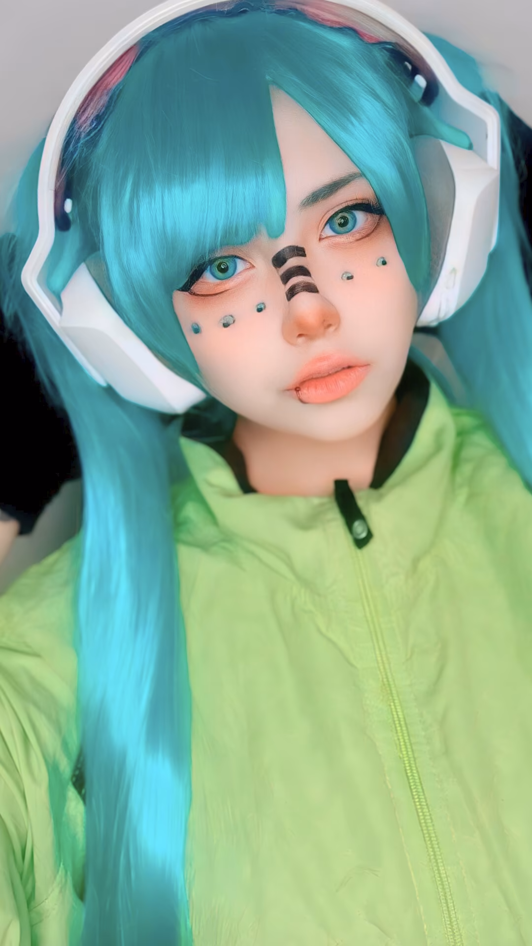 Arelly Trujillo as Hatsune Miku — cosplay photo 2 of 11