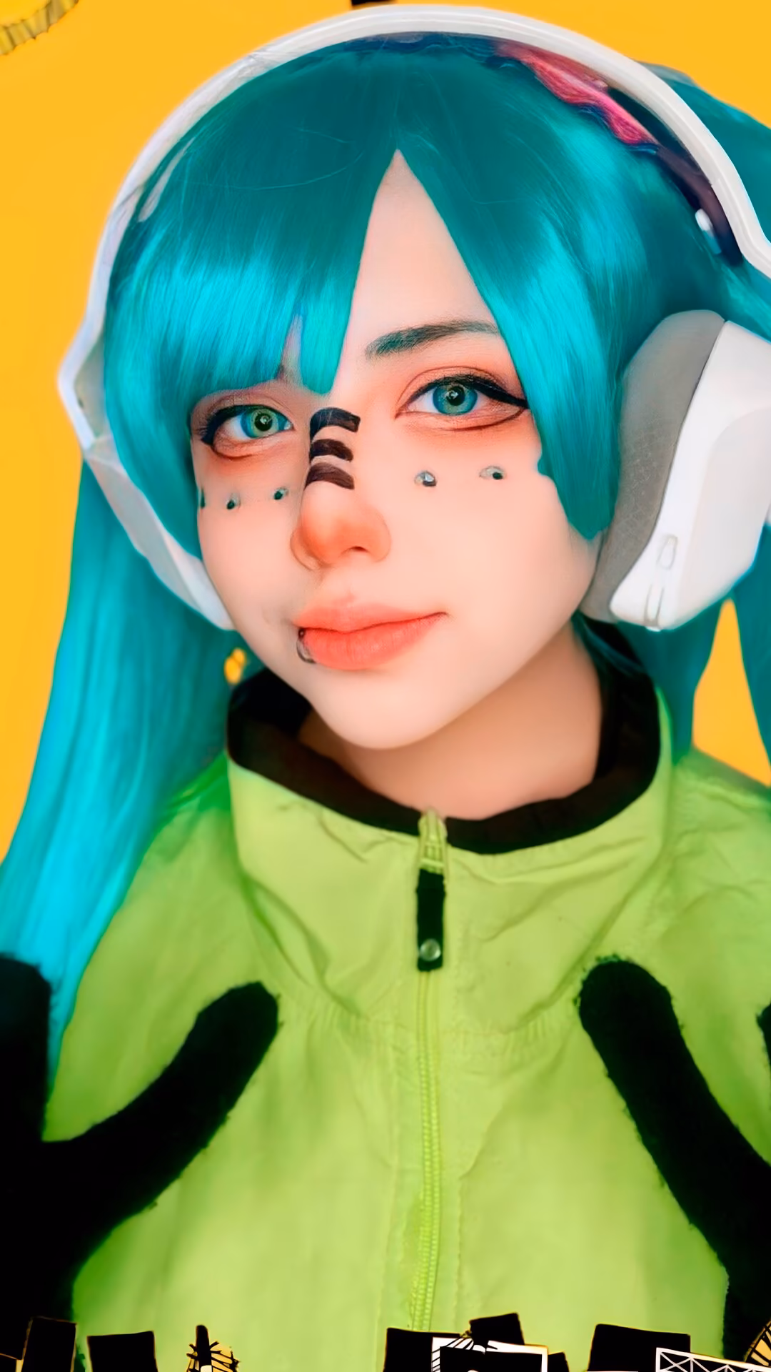 Arelly Trujillo as Hatsune Miku — cosplay photo 4 of 11