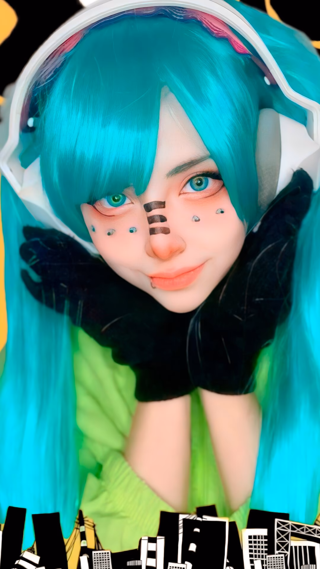 Arelly Trujillo as Hatsune Miku — cosplay photo 5 of 11