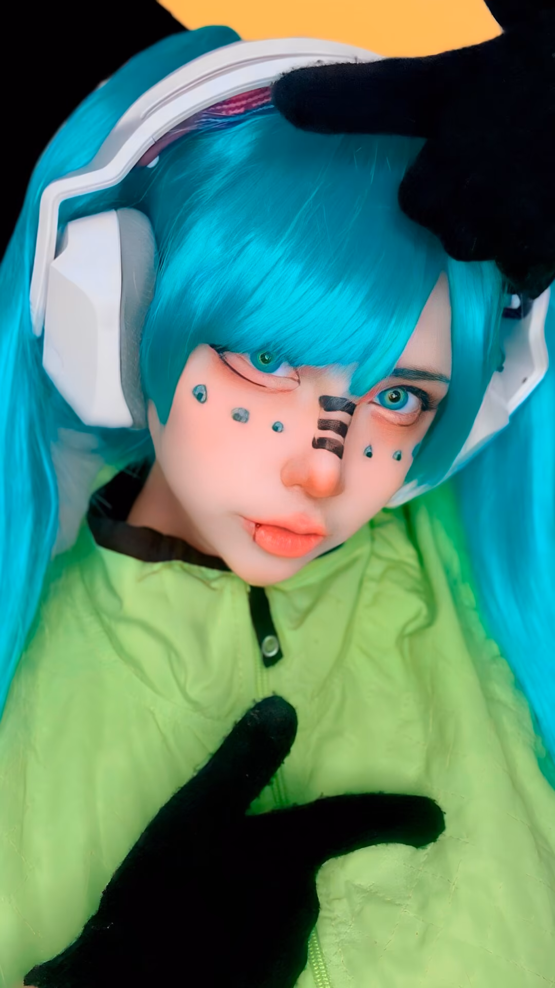 Arelly Trujillo as Hatsune Miku — cosplay photo 7 of 11