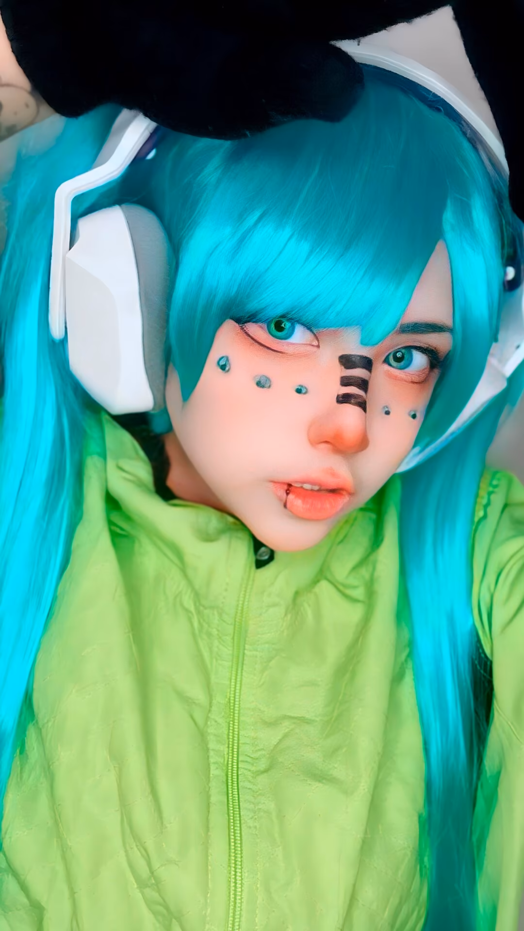 Arelly Trujillo as Hatsune Miku — cosplay photo 8 of 11
