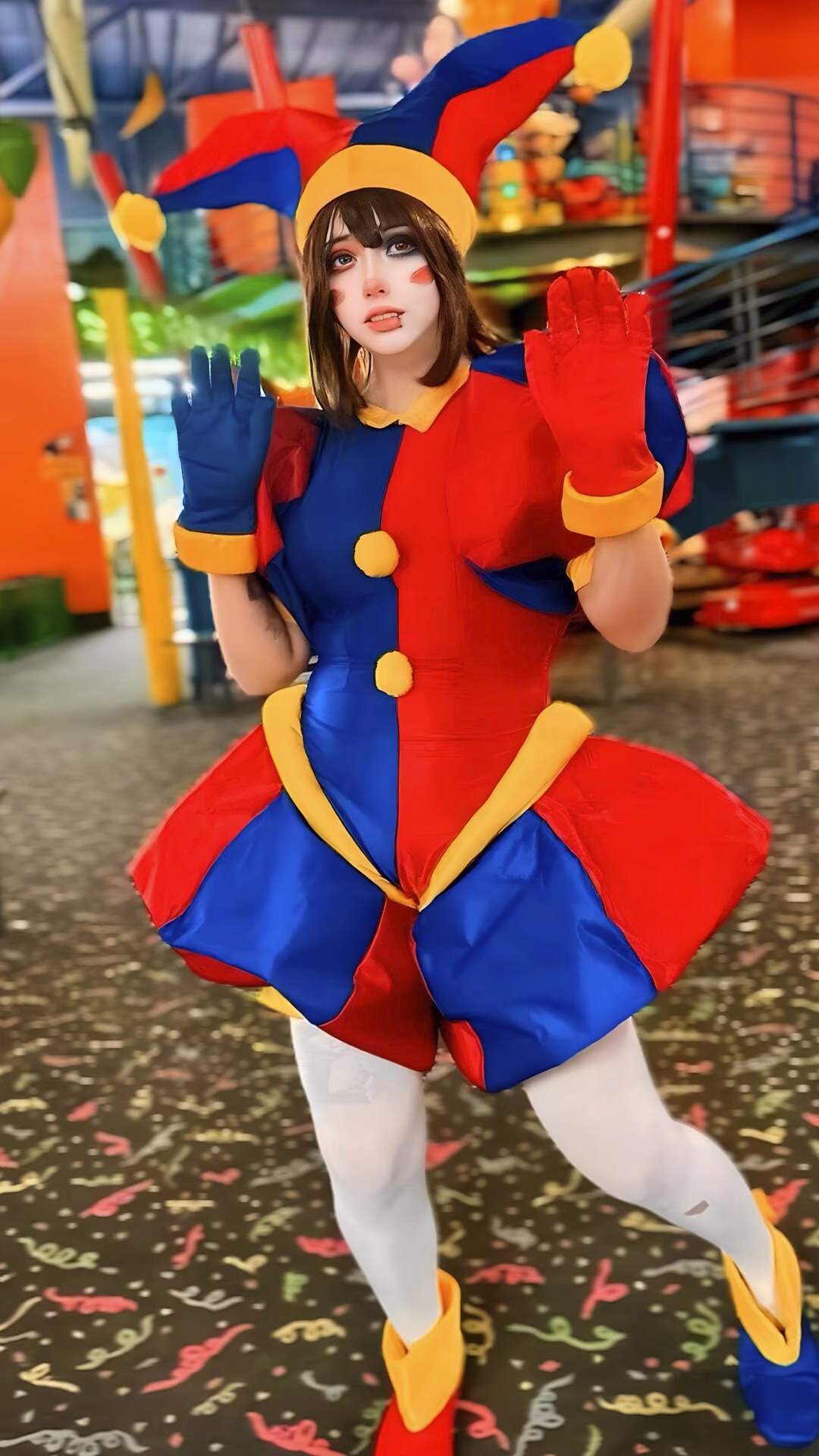 Arelly Trujillo as Pomni — cosplay photo 10 of 21