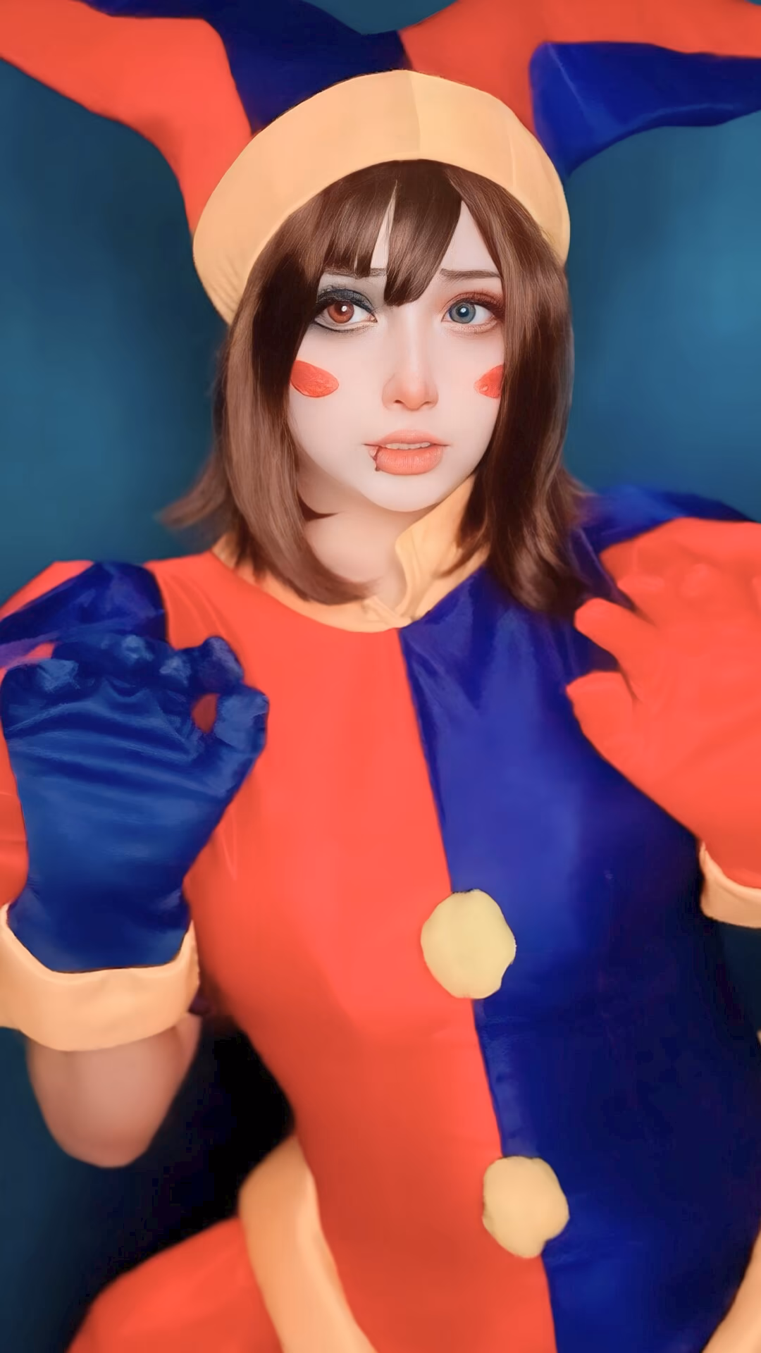 Arelly Trujillo as Pomni — cosplay photo 16 of 21