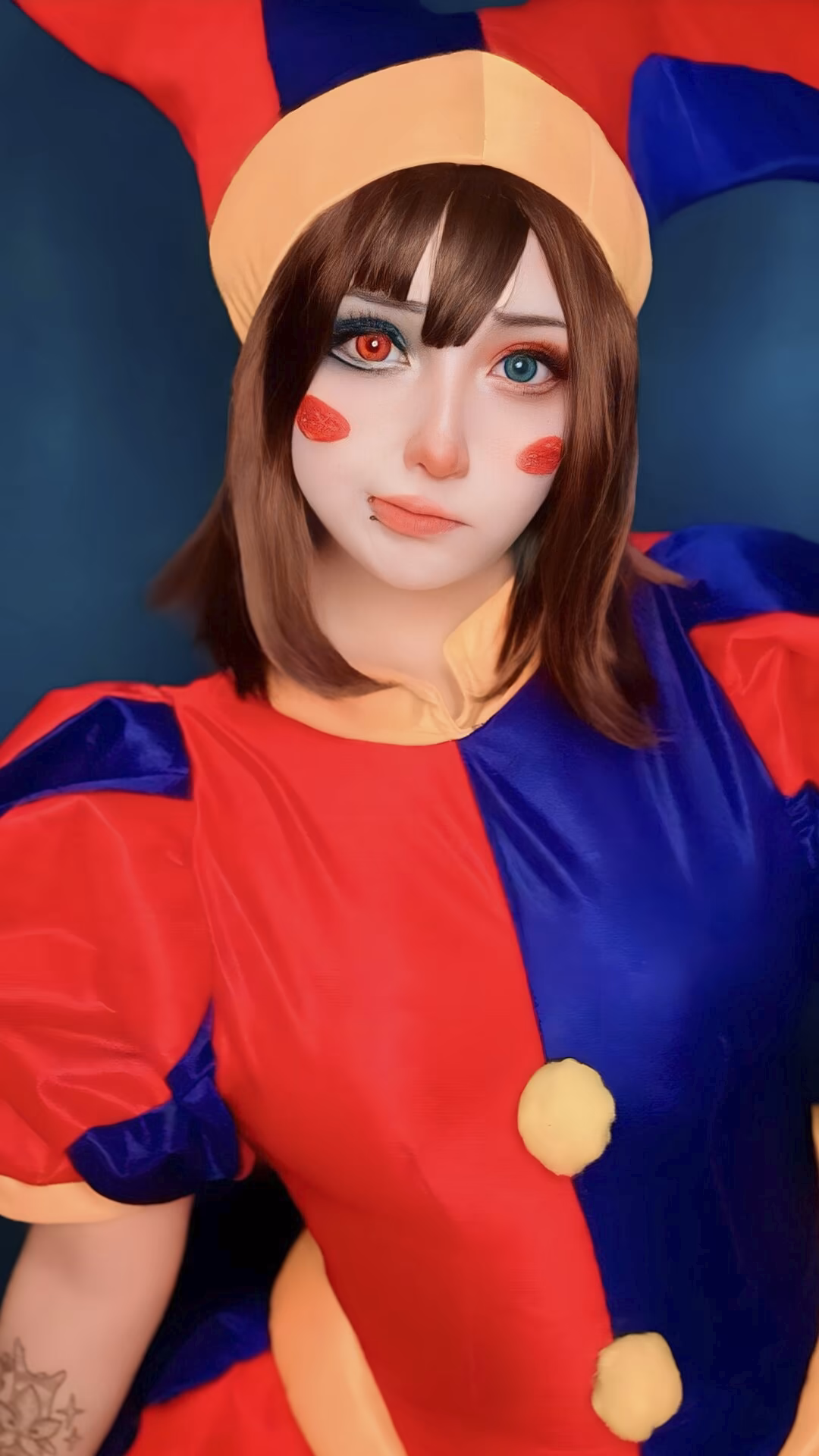 Arelly Trujillo as Pomni — cosplay photo 17 of 21