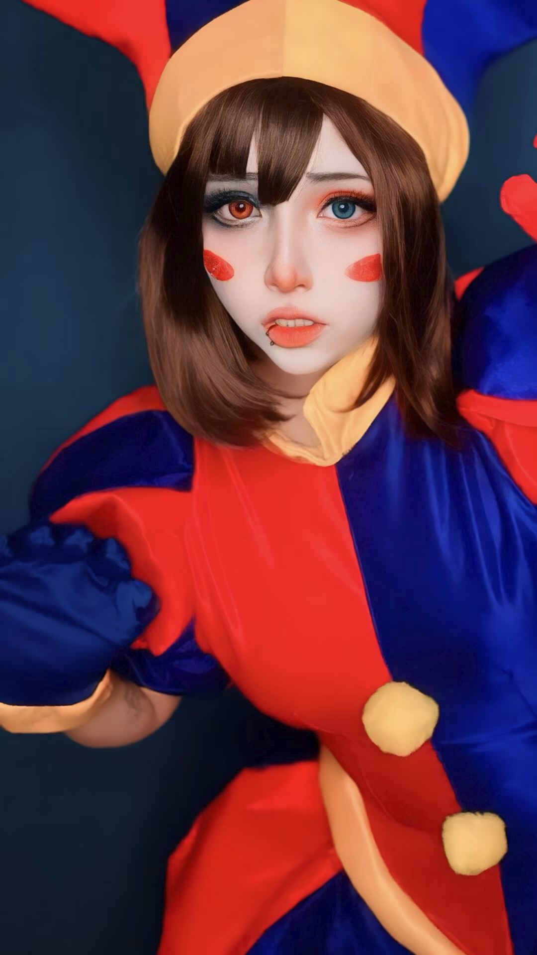 Arelly Trujillo as Pomni — cosplay photo 18 of 21