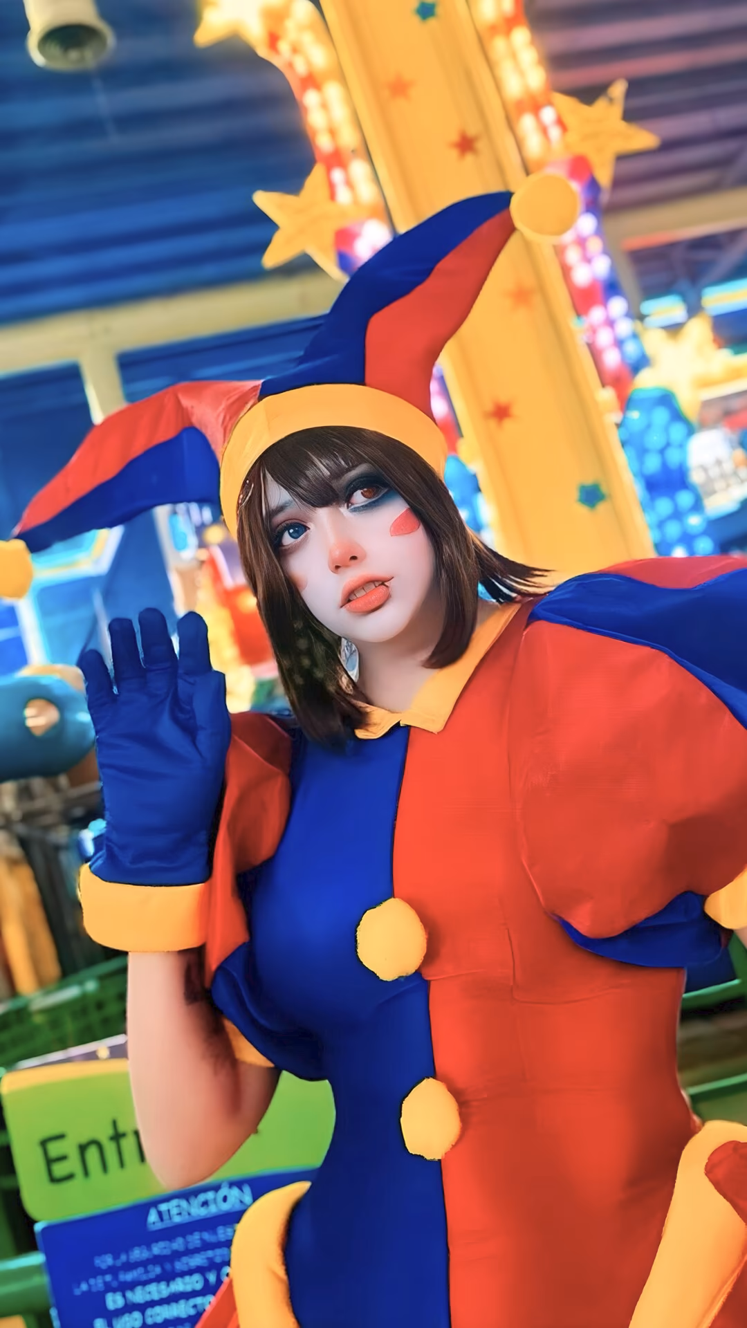 Arelly Trujillo as Pomni — cosplay photo 6 of 21