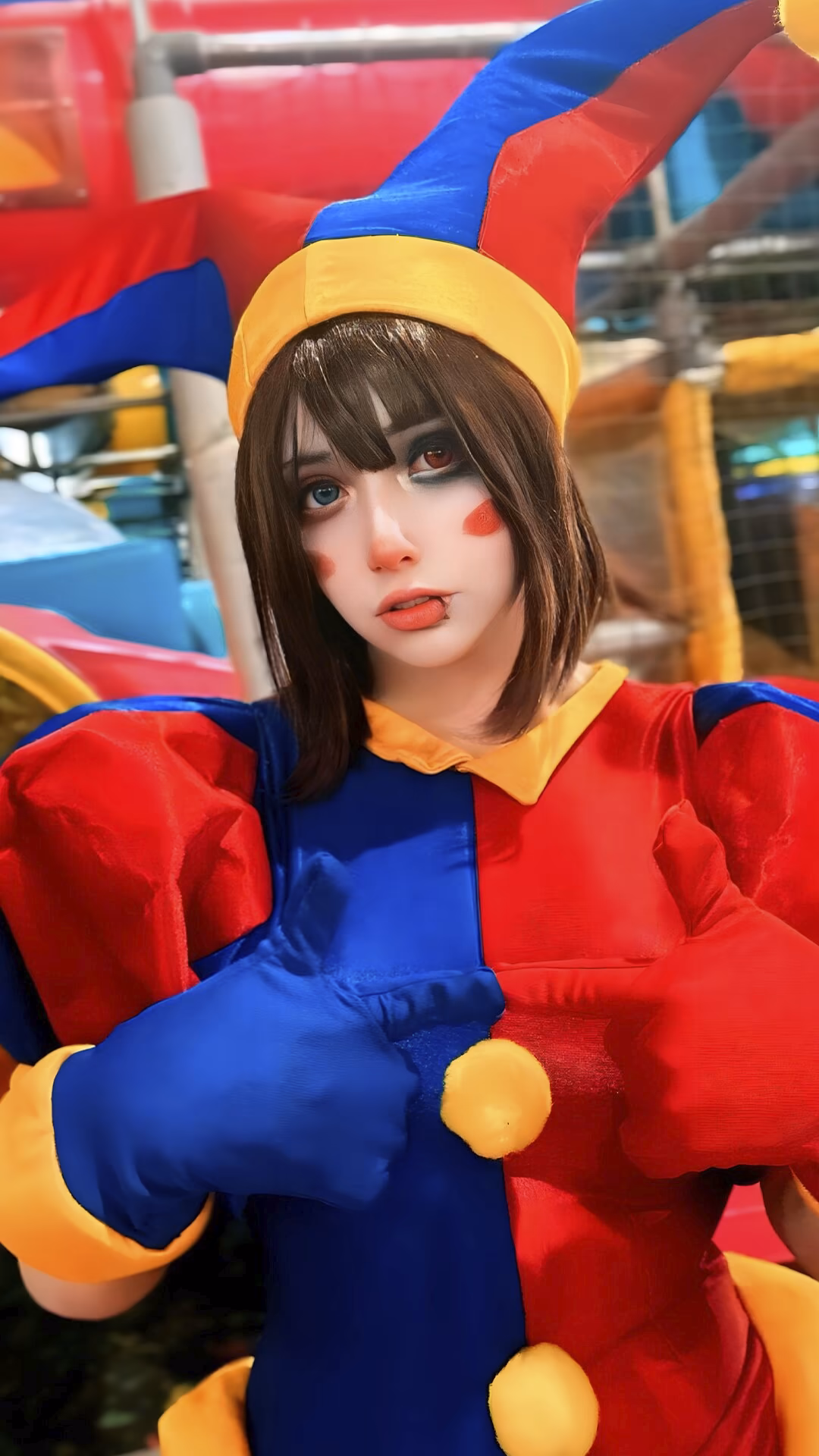 Arelly Trujillo as Pomni — cosplay photo 8 of 21