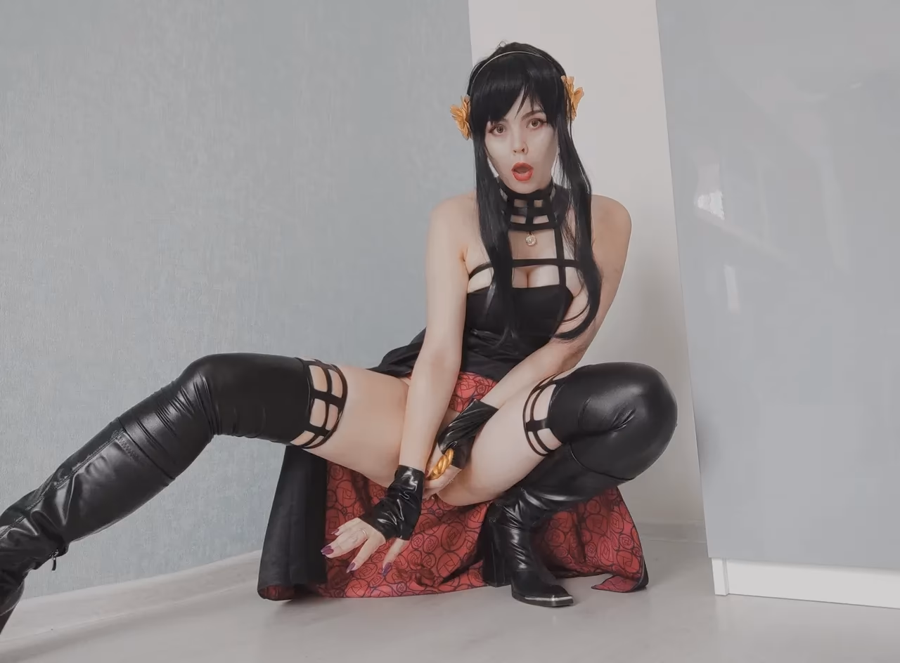 Asami Gate as Yor Forger — cosplay photo 11 of 22
