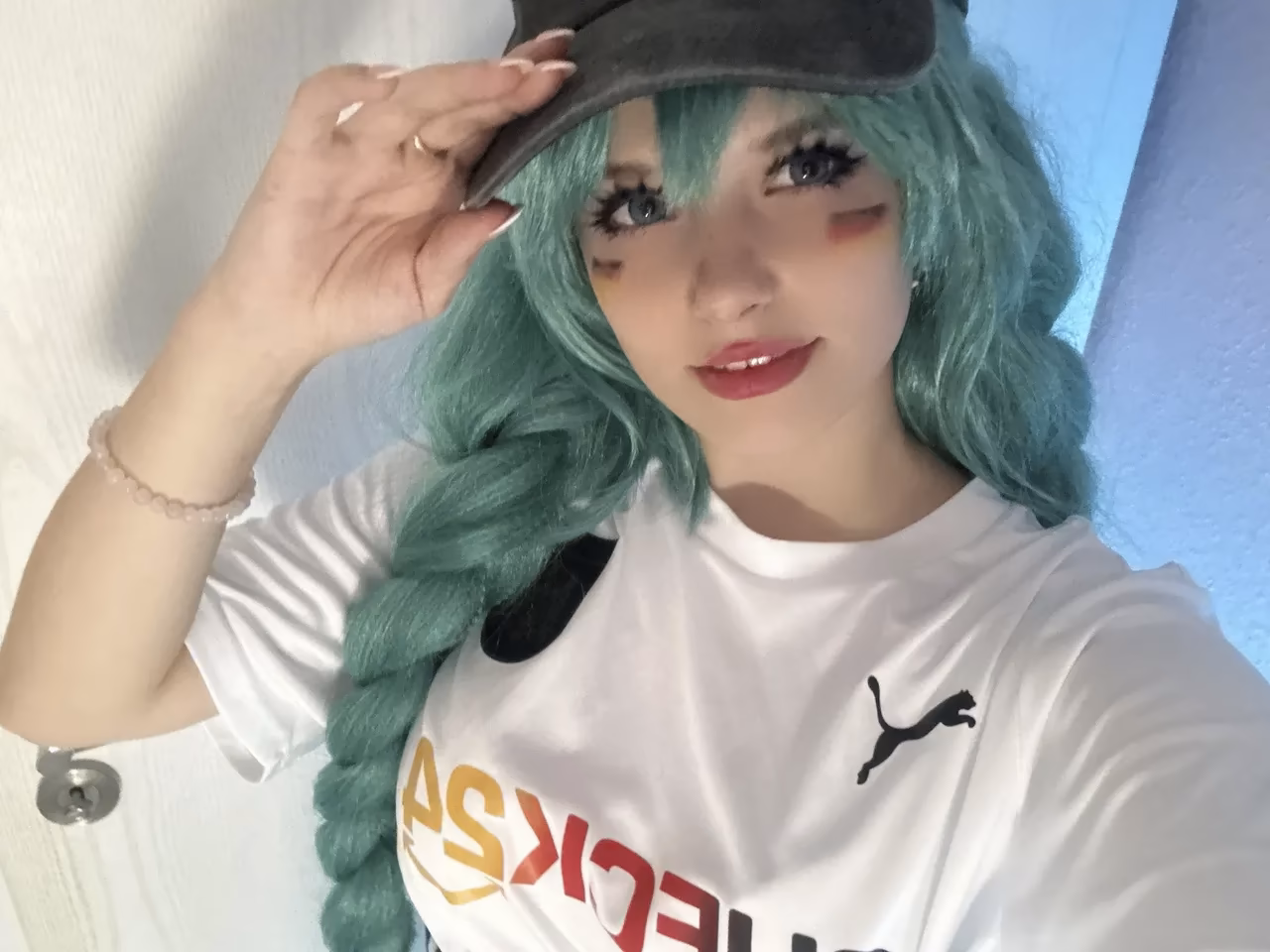Avy Genki as Hatsune Miku — cosplay photo 3 of 14